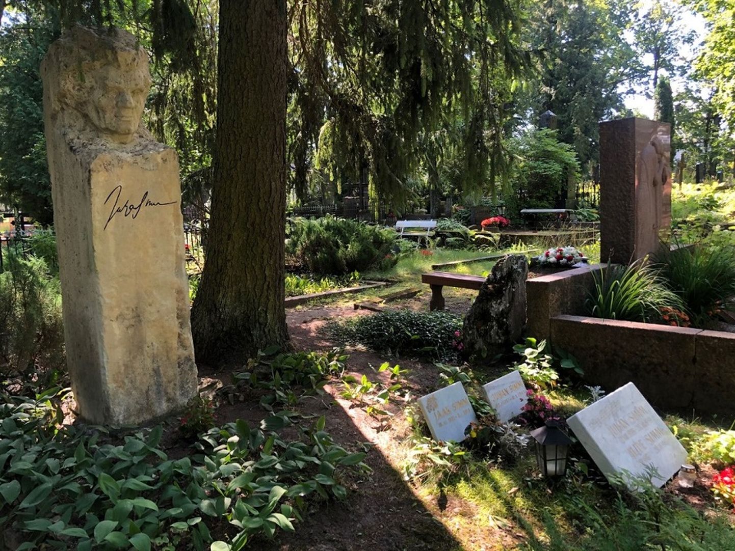 Kolmapäeval, 12. augustil tähistab Tartu linn tartlasest helilooja ja koorijuhi Juhan Simmi 135. sünniaastapäeva mälestustseremooniaga Tartu Raadi kalmistul. Pildil Juhan Simmi hausammas ja hauakivid.