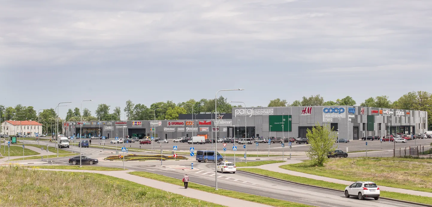 Jõhvi Pargi keskus sai valmis eelmise aasta lõpus, kuid vald on seni väljastanud vaid osakasutusloa, väites, et arendaja pole siiani täitnud endale võetud kohustusi.