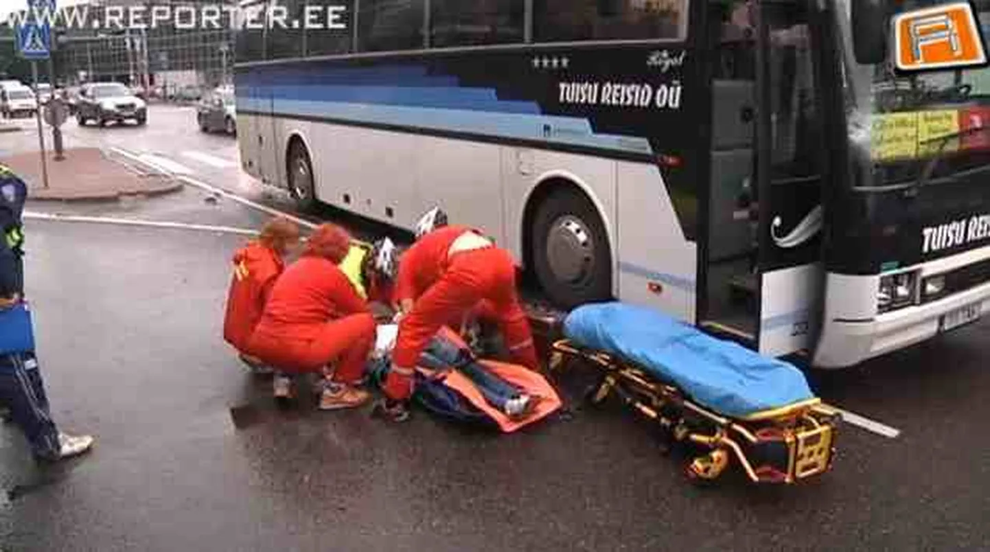 В Таллинне автобус сбил 19-летнюю девушку