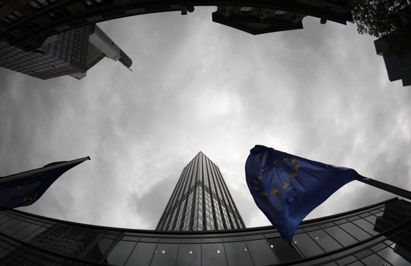 Tumedad pilved Euroopa Keskpanga peahoone kohal Frankfurdis.