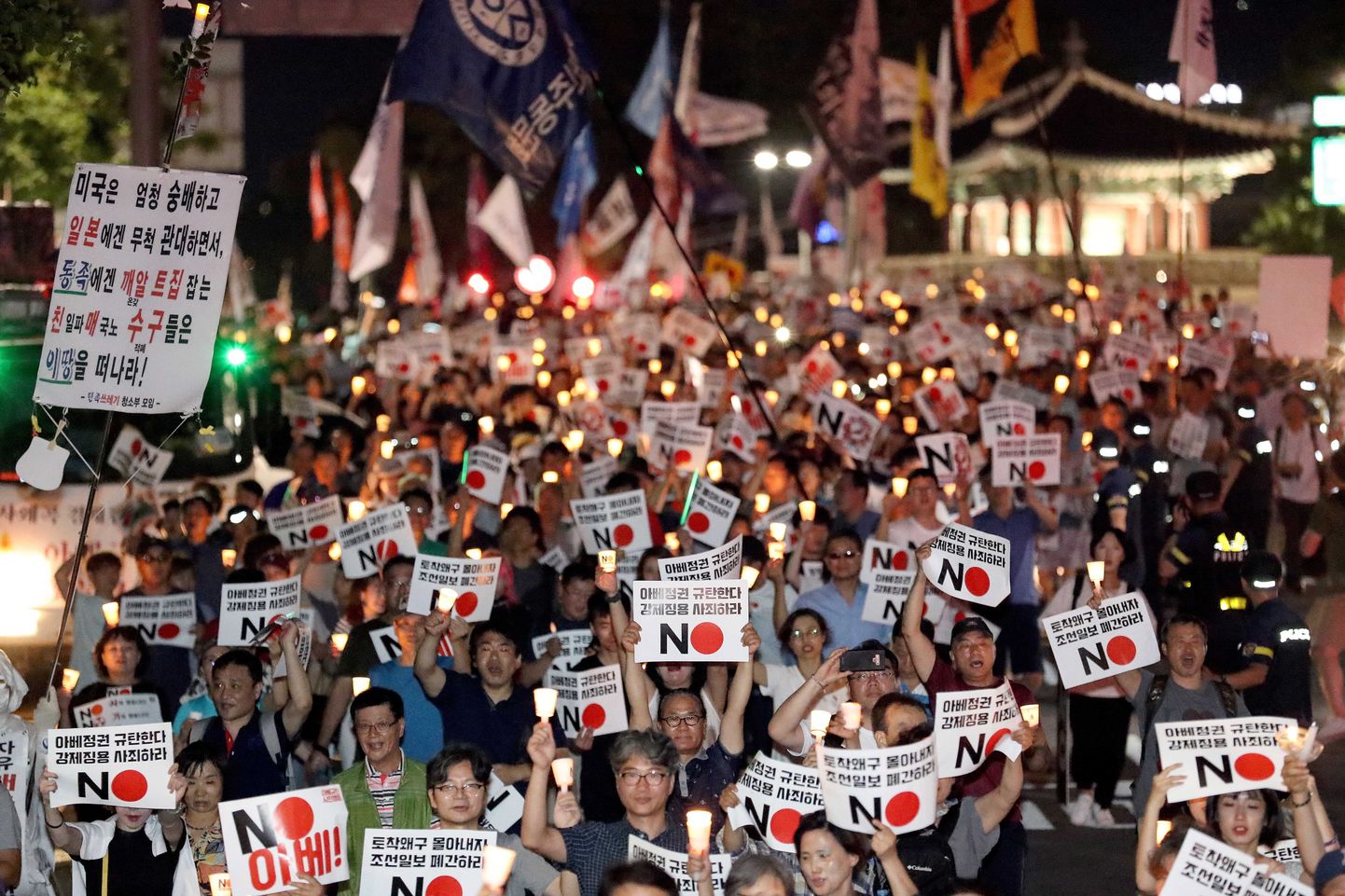 Meeleavaldajad laupäeval Lõuna-Korea pealinnas Soulis Jaapani kaubanduspiirangute vastu protestimas.