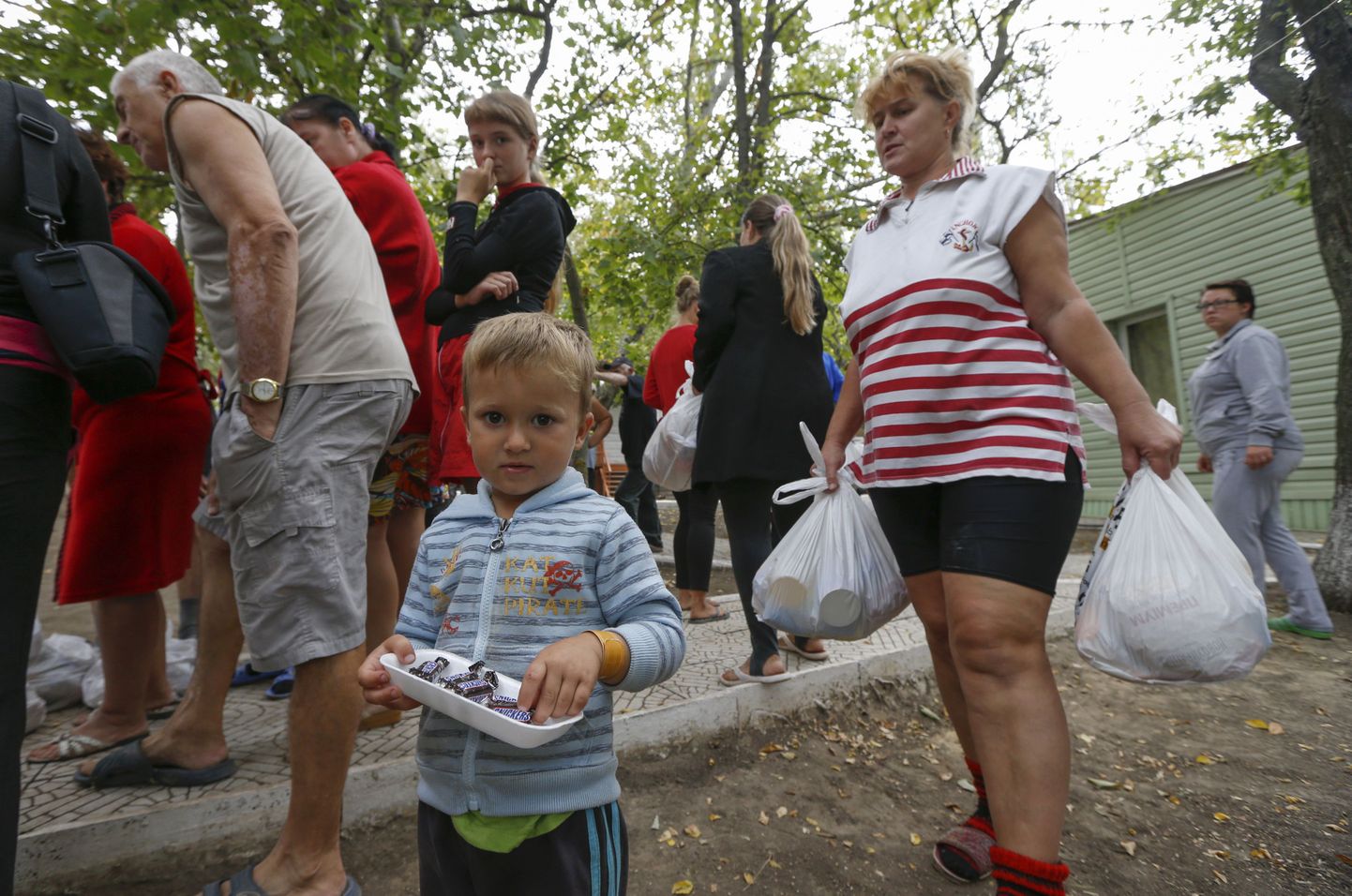 Ukraina sisepagulased võtavad toidupakke vastu.
