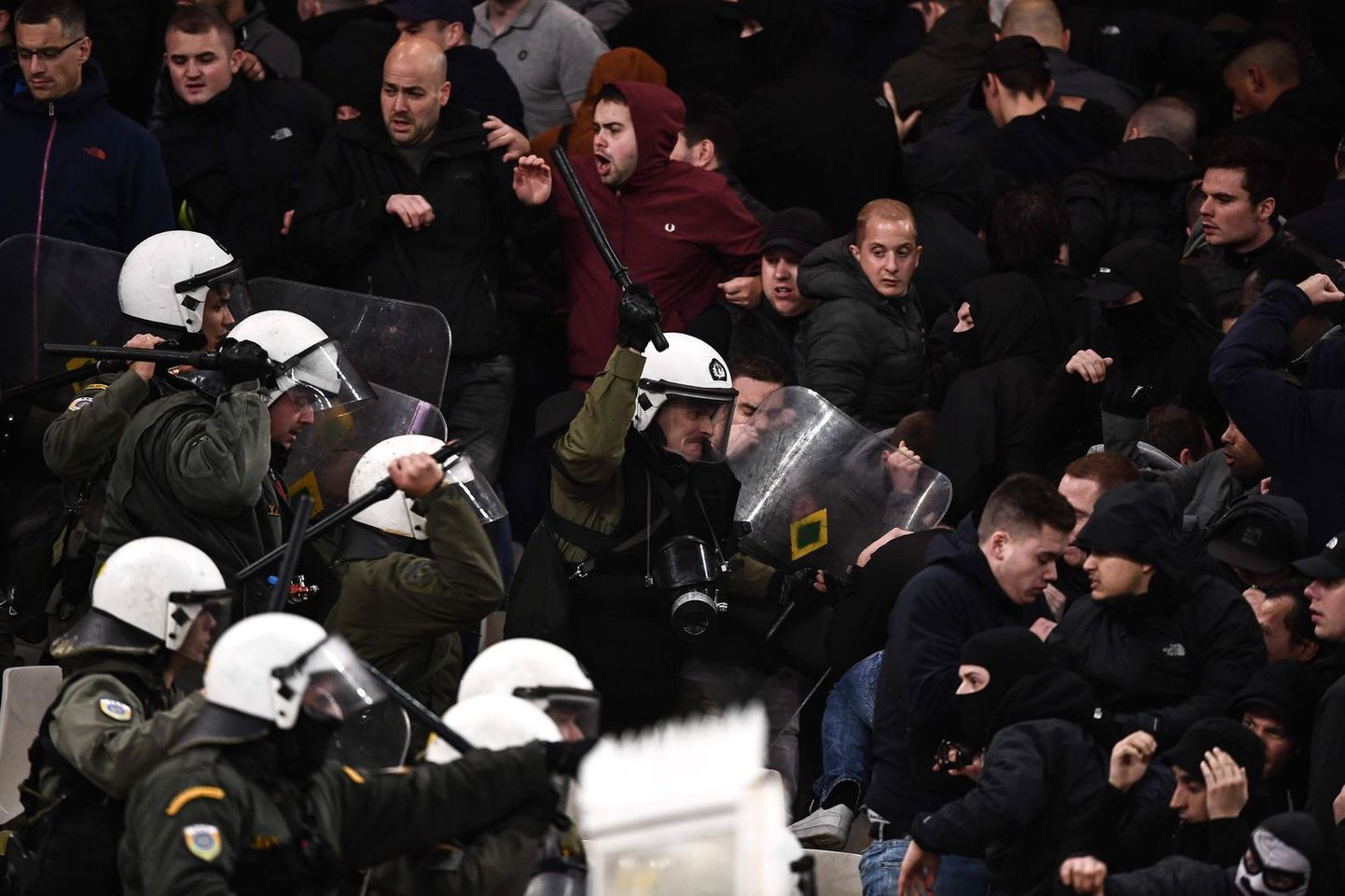 Греческая полиция пытается утихомирить футбольных фанатов. Иллюстративное фото.