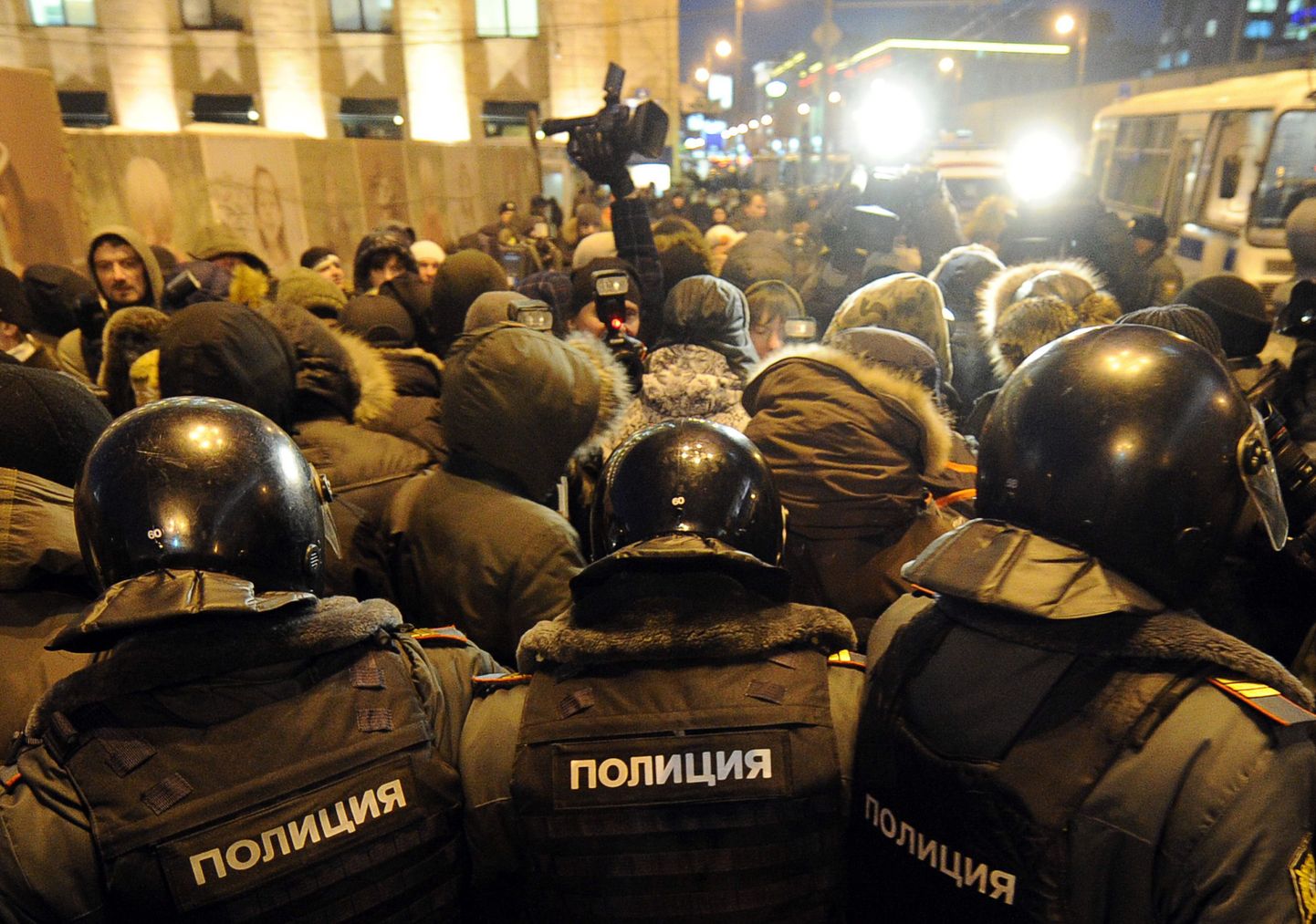 Märulipolitsei eile Moskvas registreerimata meeleavaldusel osavõtjaid vahistamas. Protest oli korraldatud Vene põhiseaduse artikli 31 toetuseks, mis annab õiguse avalikeks kogunemisteks.