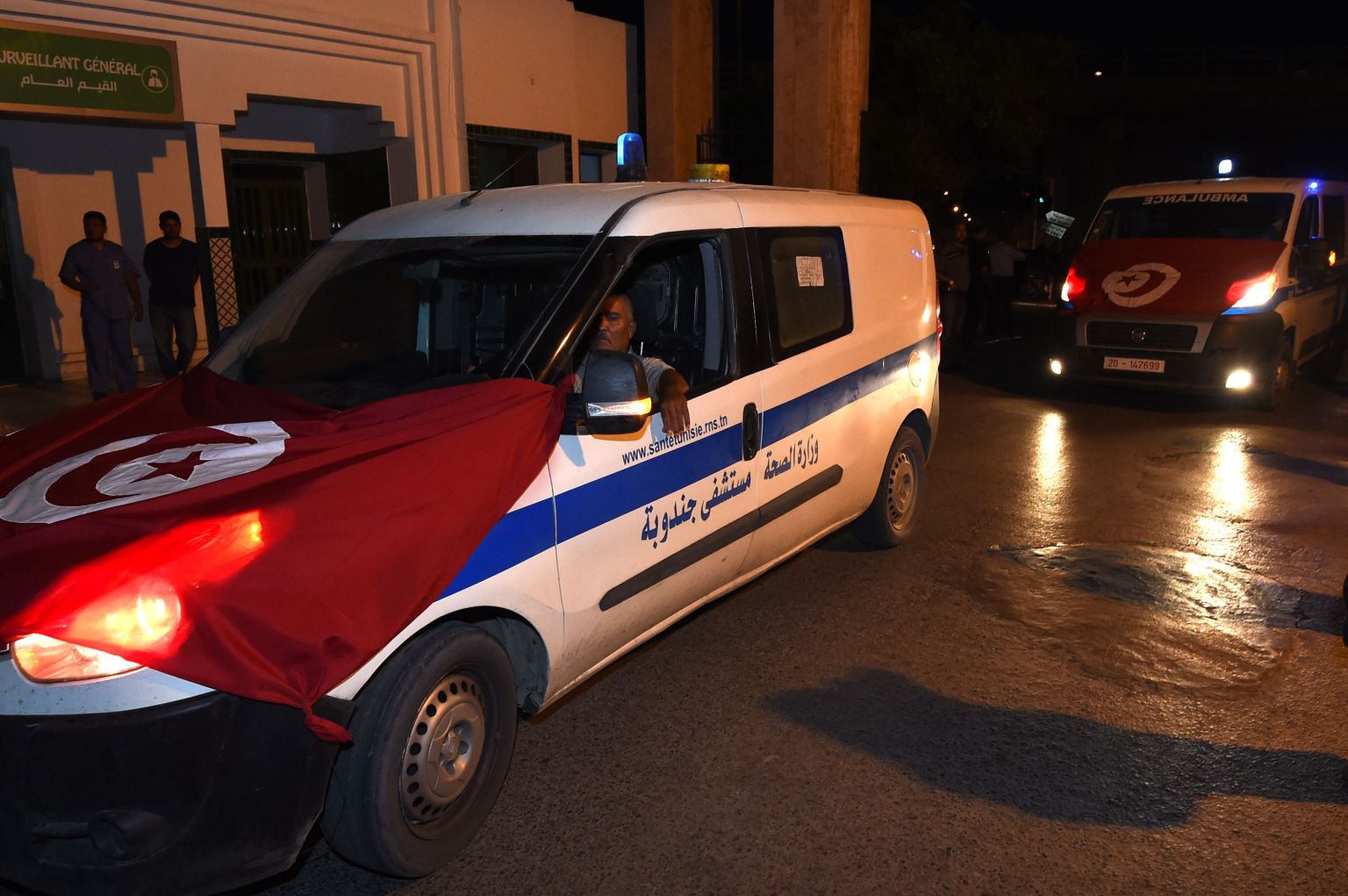 Tuneesia lipuga kaetud kiirabiautod veavad terrorirünnakus hukkunud julgeolekutöötajaid.