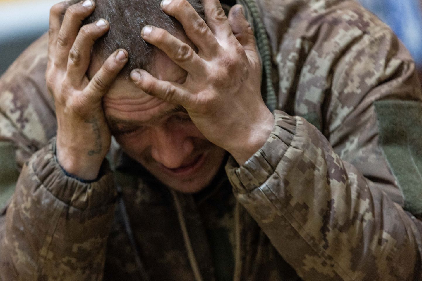 Põrutusega toodud Ukraina sõdur. Abi oodates sõdur istus ja lihtsalt karjus täiest kõrist.