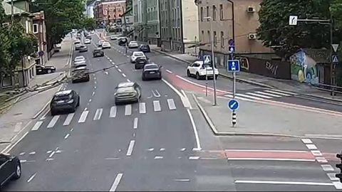 В центре Таллинна водитель самоката мчался навстречу потоку автомобилей
