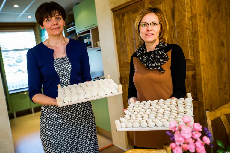 Olga Kuldmeri (vasakul) ja Jelena Jostmann värskelt tehtud pelmeenipartiiga.