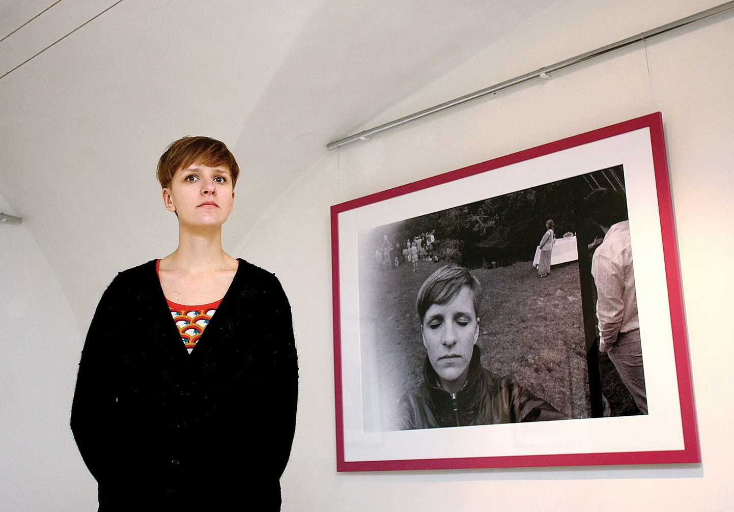 Fotokunstnik Anna-Stina Treumundi kõrval on pilt, mis on galerist Kaisa Eiche hinnangul eriti hästi õnnestunud.