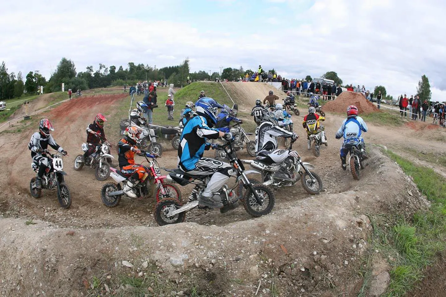 Laupäeval peetakse Viljandi piiril Männimäel noorte tehnikakeskuse
krossirajal Eesti Mini MX karikasarja neljanda etapina Mihkel Raba
mälestusvõistlus.