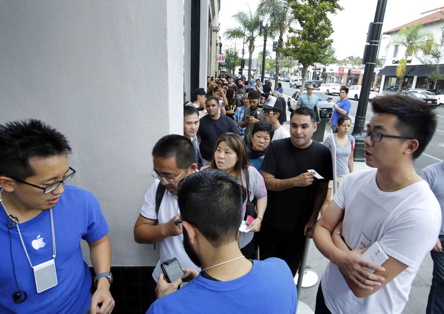 Järjekord Apple'i poe ukse taga psadenas Californias.