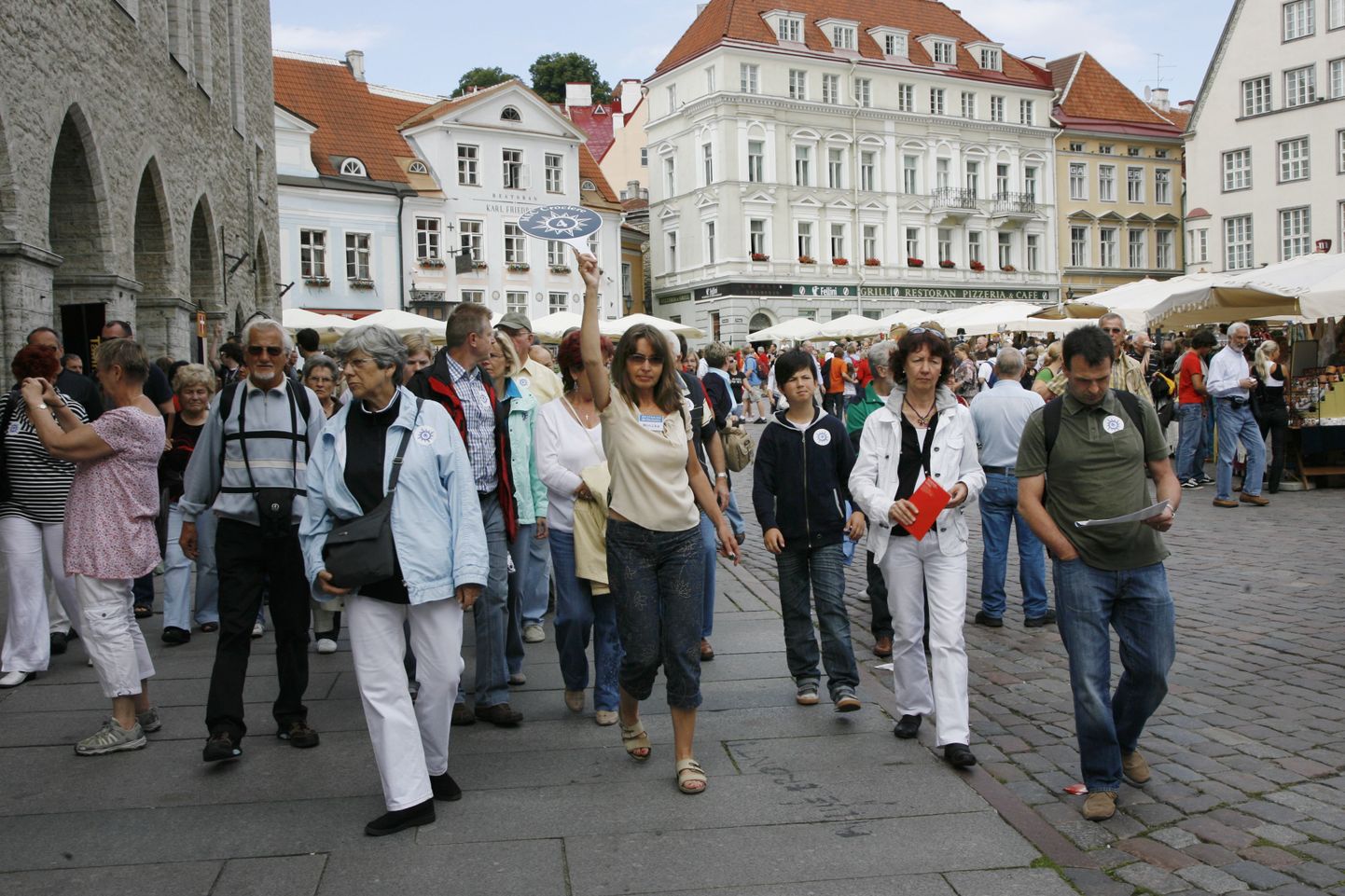 Туристы на Ратушной площади Таллинна.