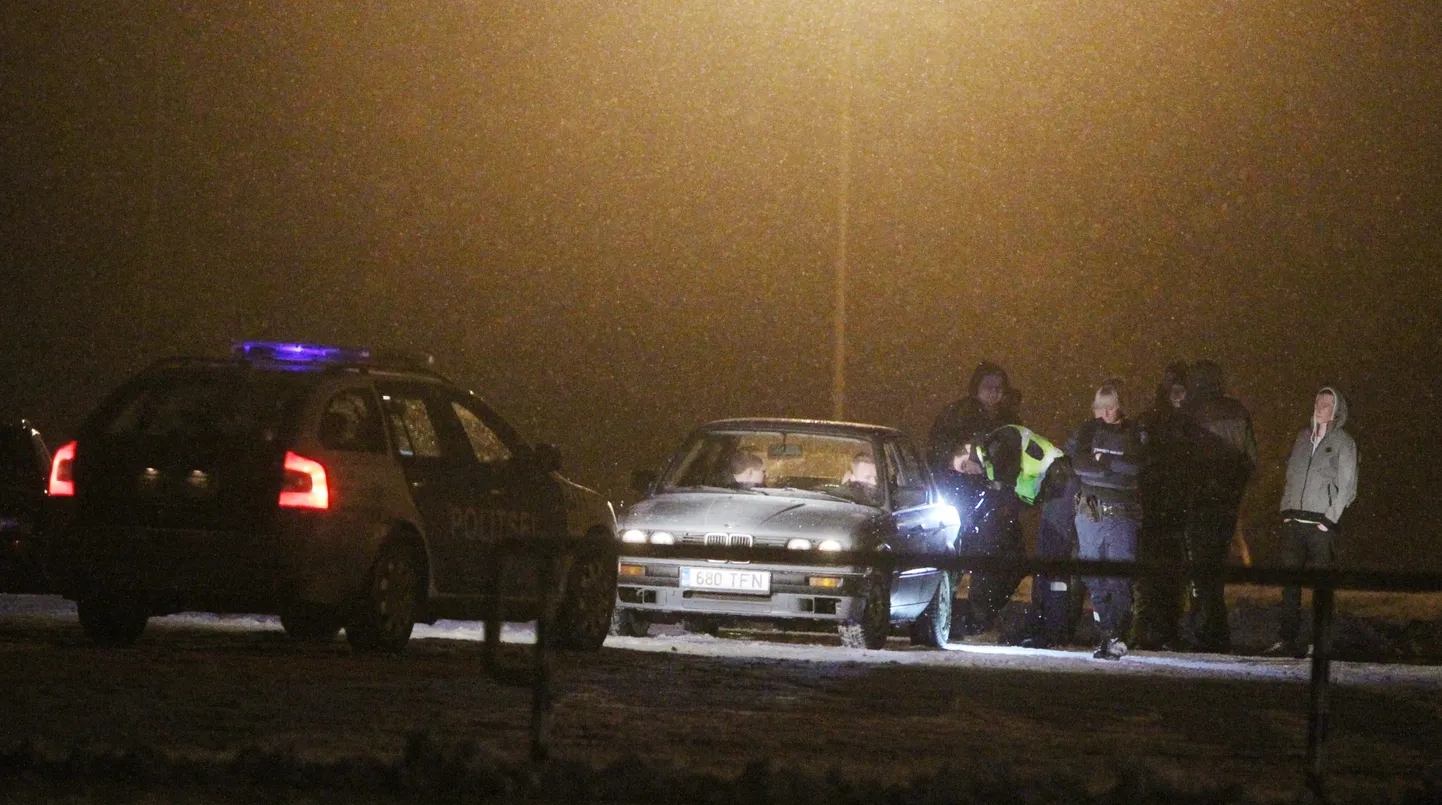 Maha sadanud lumi meelitab autojuhte parklatesse, et testida enda ja auto võimeid lumistes oludes. Aegajalt käib politsei neid korrale kutsumas. Pildil kontrollib politsei juhte ja sõidukeid Tartu laululava parklas 23. detsembri õhtul.