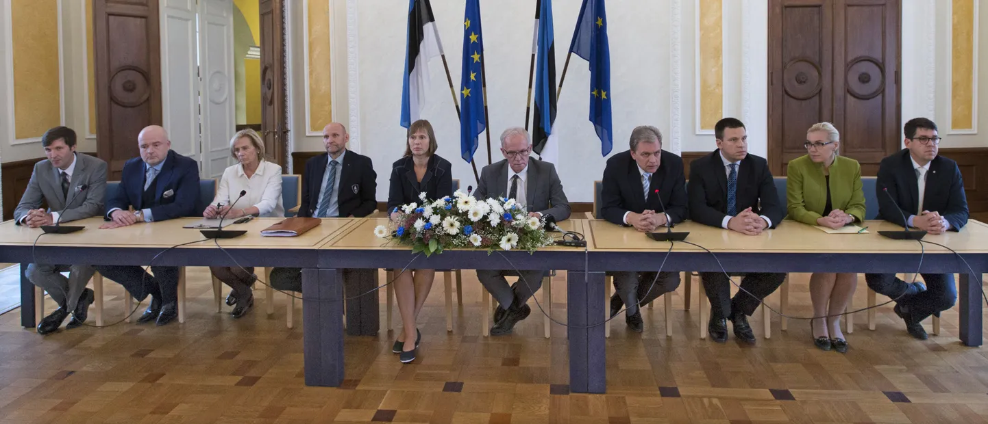 Riigikogu vanematekogu, kuhu kuuluvad parlamendi juhatuse liikmed ja fraktsioonide esimehed, ning presidendikandidaat Kersti Kaljulaid andsid eile pärastlõunal Toompea lossis ühise pressikonverentsi. Kõigi laua taga istujate näod olid tõsised.