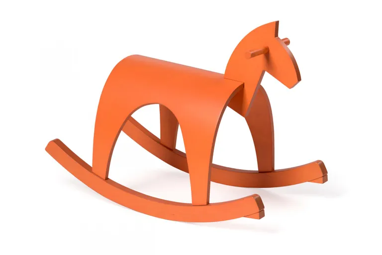 Painutatud vineerist kiikhobu «Fox» (2017).