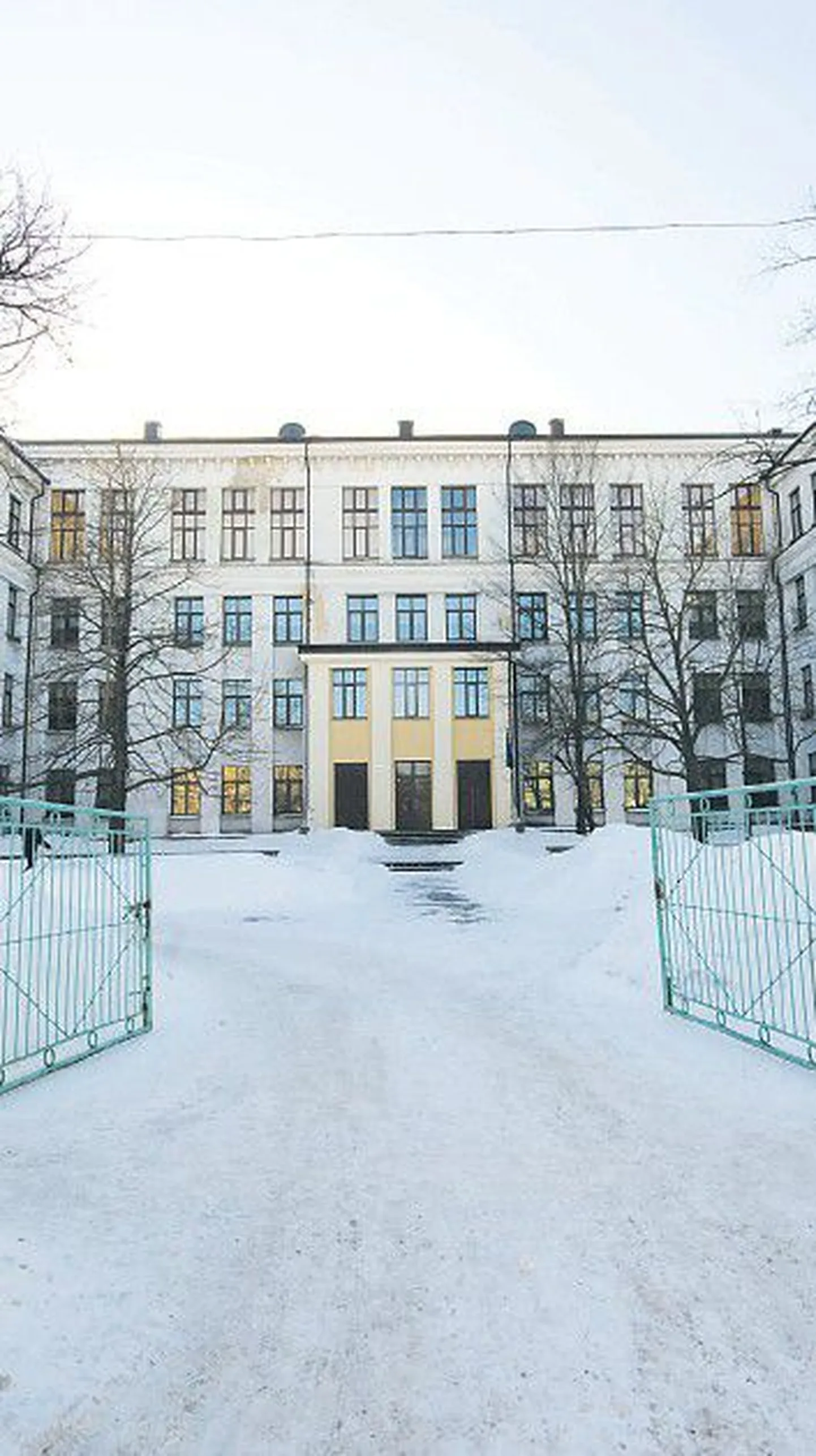 Школа зимой. Фото иллюстративное.