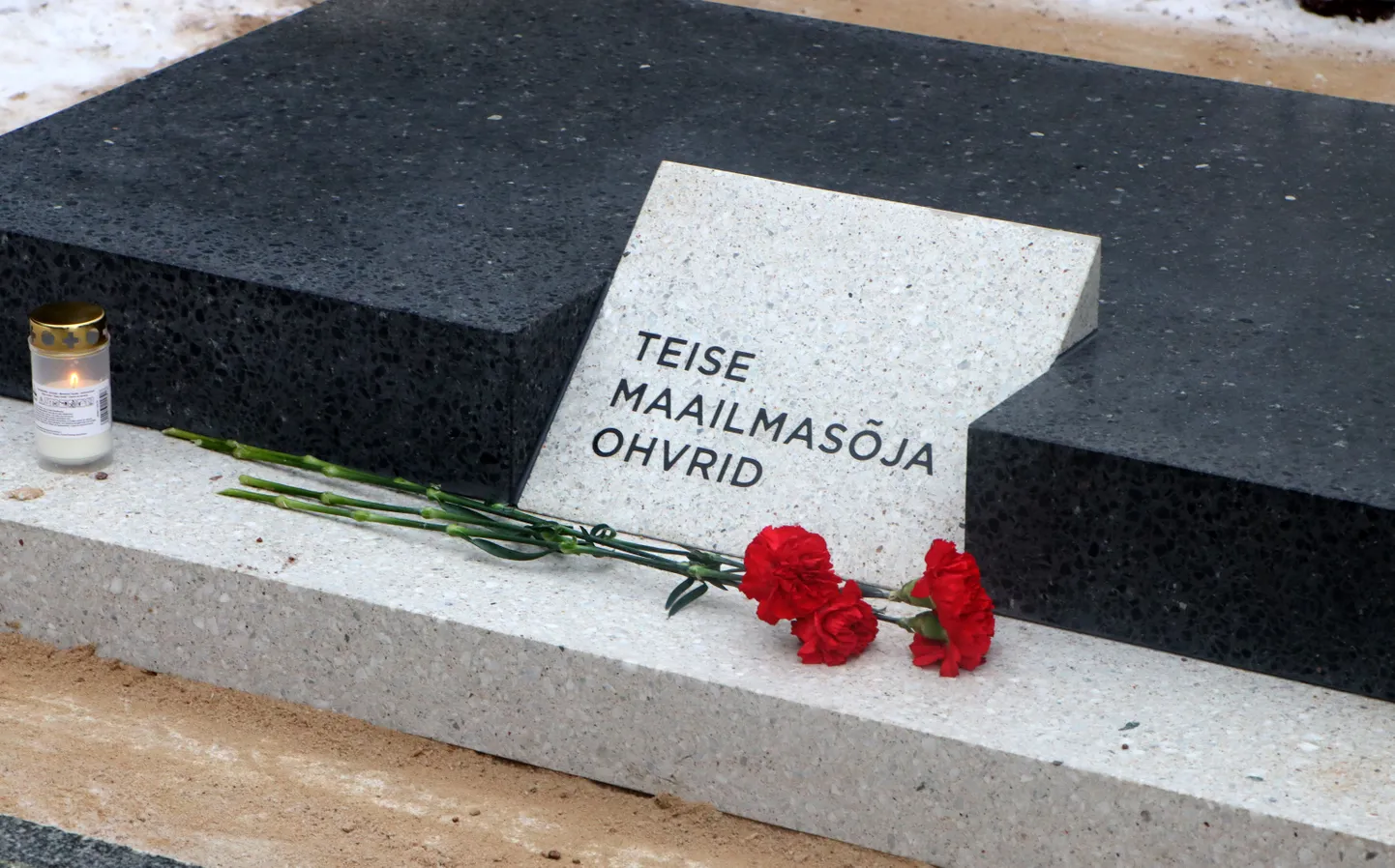 Мемориальный камень жертвам Второй мировой войны на Йыхвиском кладбище.