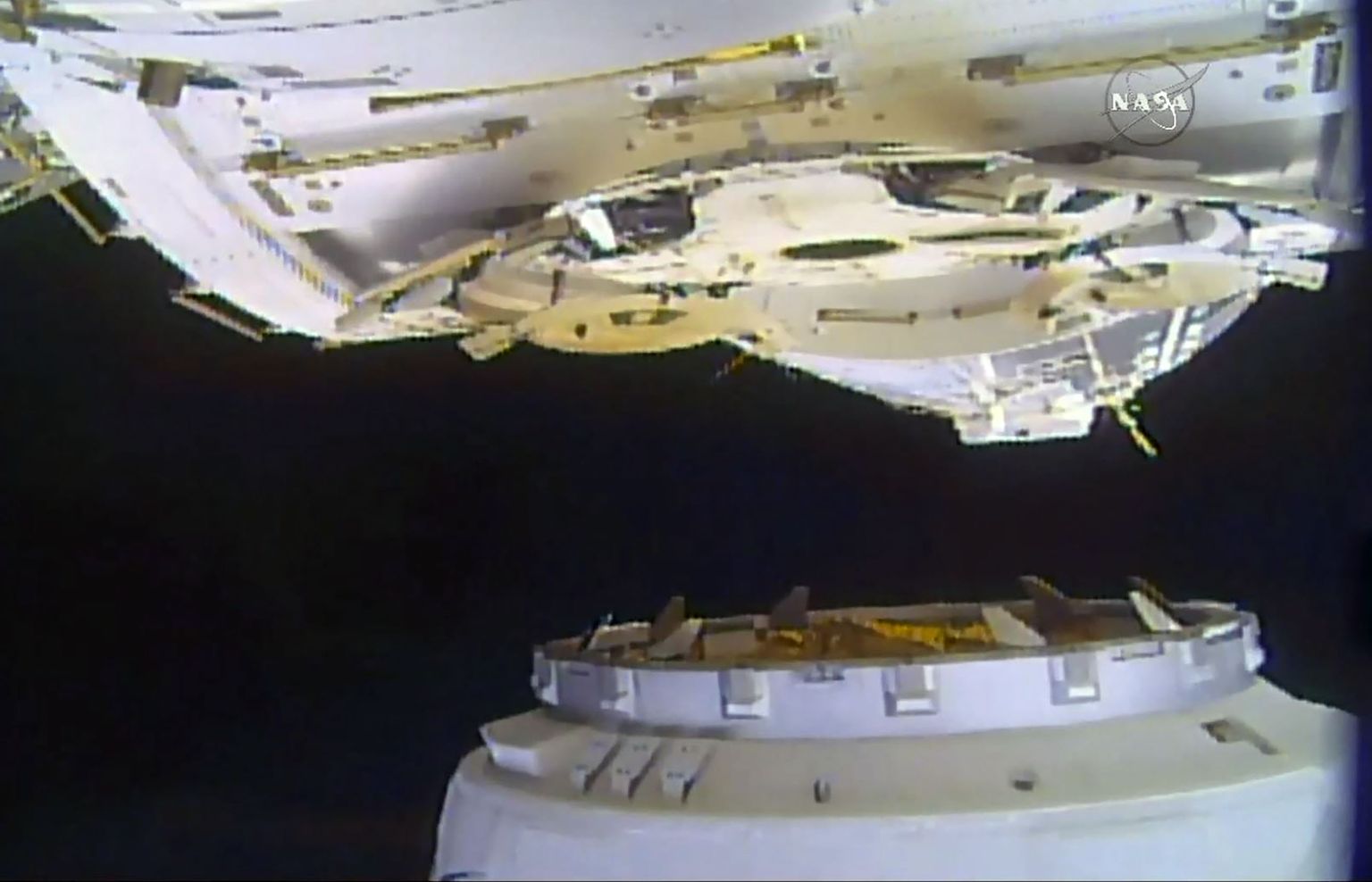 NASA TV video kuvatõmmis SpaceX CRS-15 Dragon veolaeva põkkumisest ISS külge 2018. aastal.