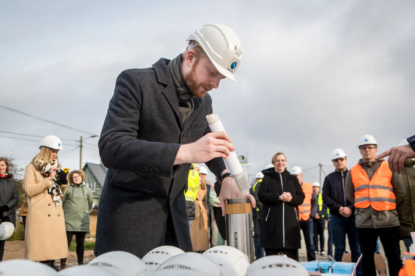 AJAKAPSEL: Riigigümnaasiumi direktor Ivo Visak täitis metallvutlari traditsioonilise nurgakivi-sisuga.