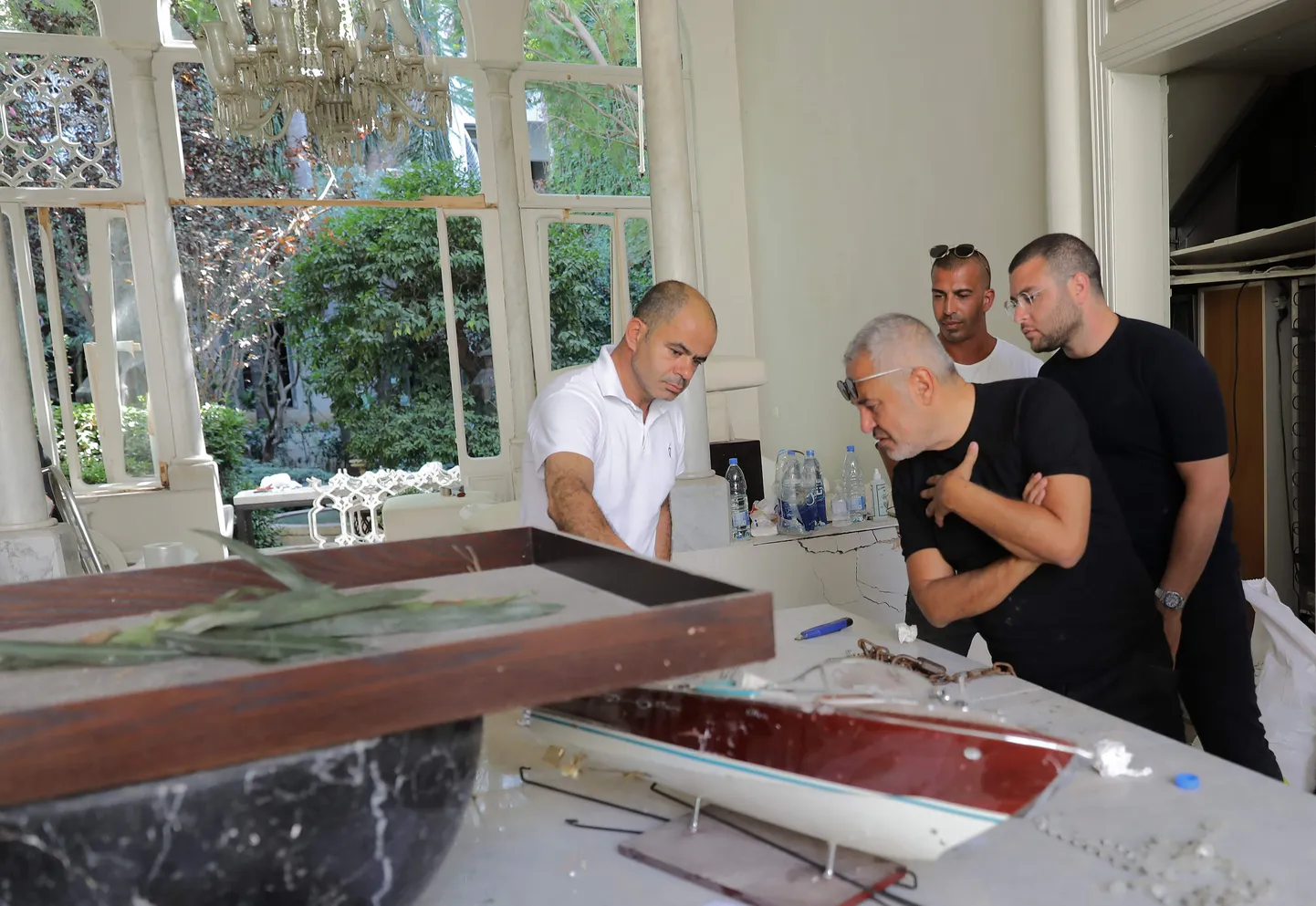 Pildi esiplaanil olev Elie Saab hävitustöö ulatust hindamas.