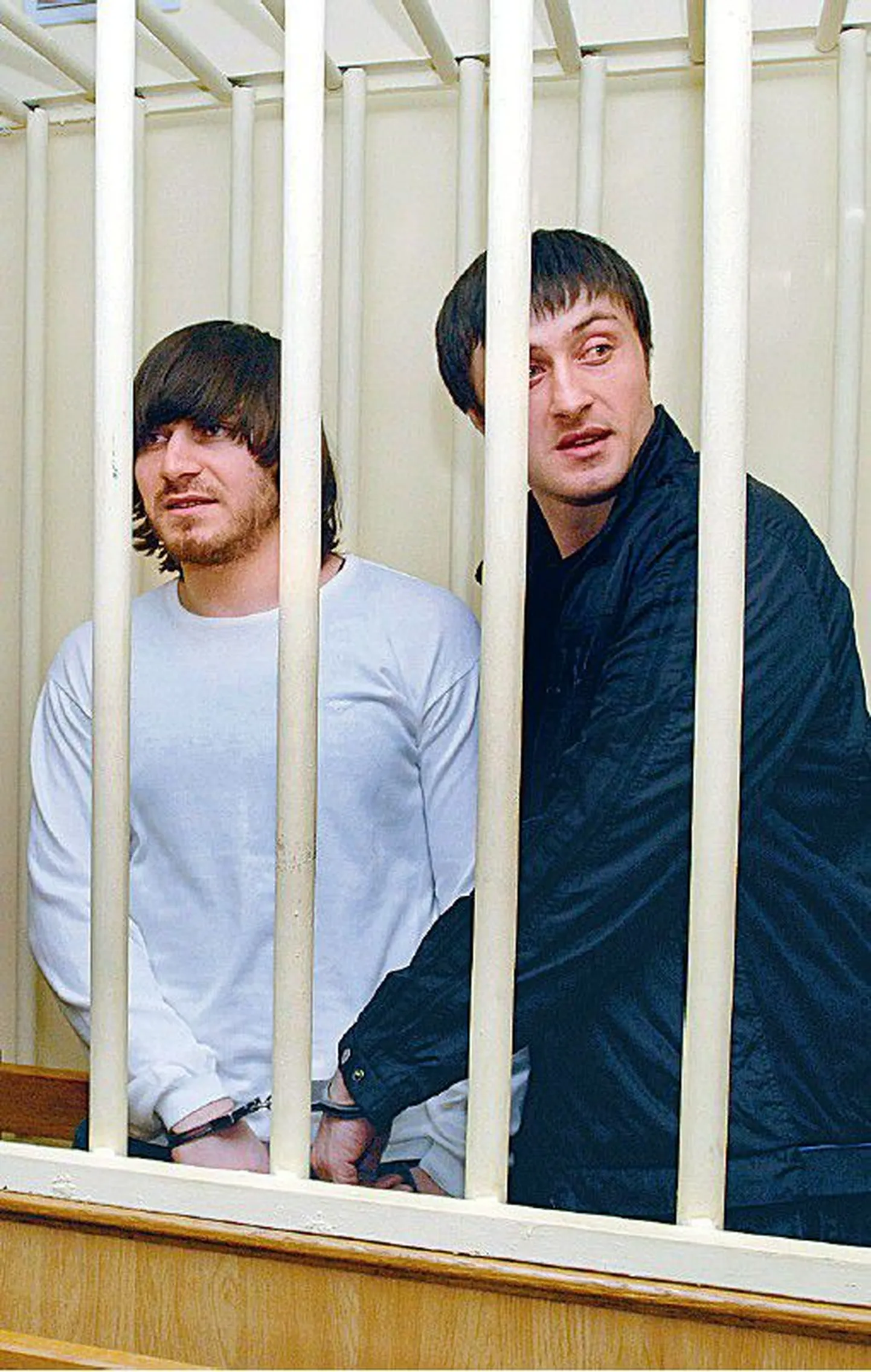 Džabrail ja Ibragim Mahmudov (vasakult) Moskva kohtus. Nende väidetavalt mõrva toime pannud vend on aga endiselt kadunud.