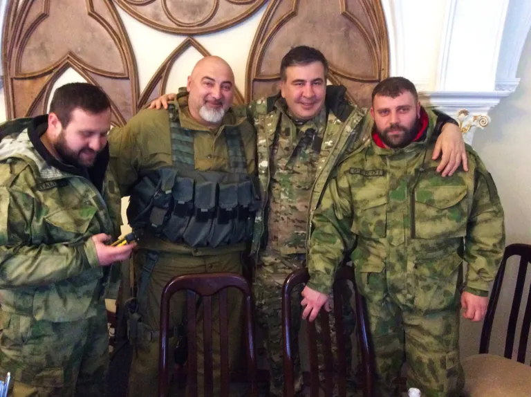 2015 год. Михаил Саакашвили вместе с грузинскими добровольцами на украинском фронте в Луганской области. Будучи главой Одесской областной государственной администрации Саакашвили часто посещал и активно поддерживал грузинских добровольцев на украинском фронте.