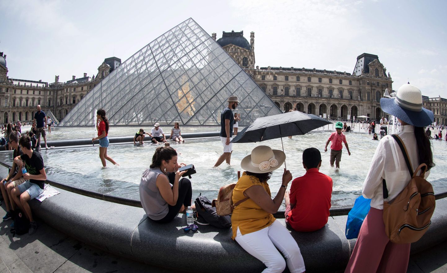 Louvre'i muuseum Pariisis.