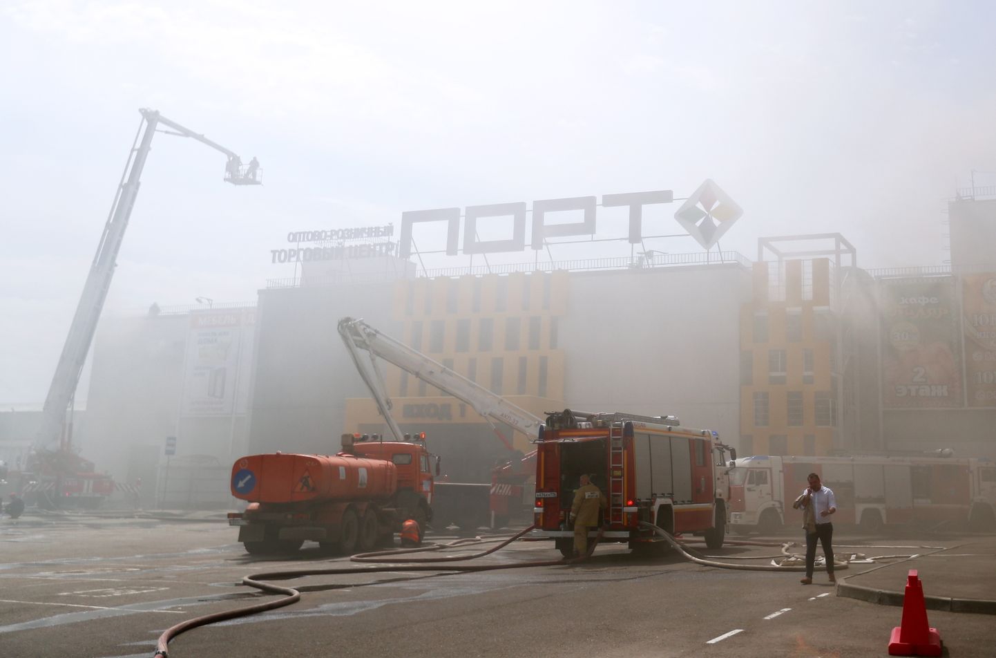 Пожар в торговом центре "Порт".