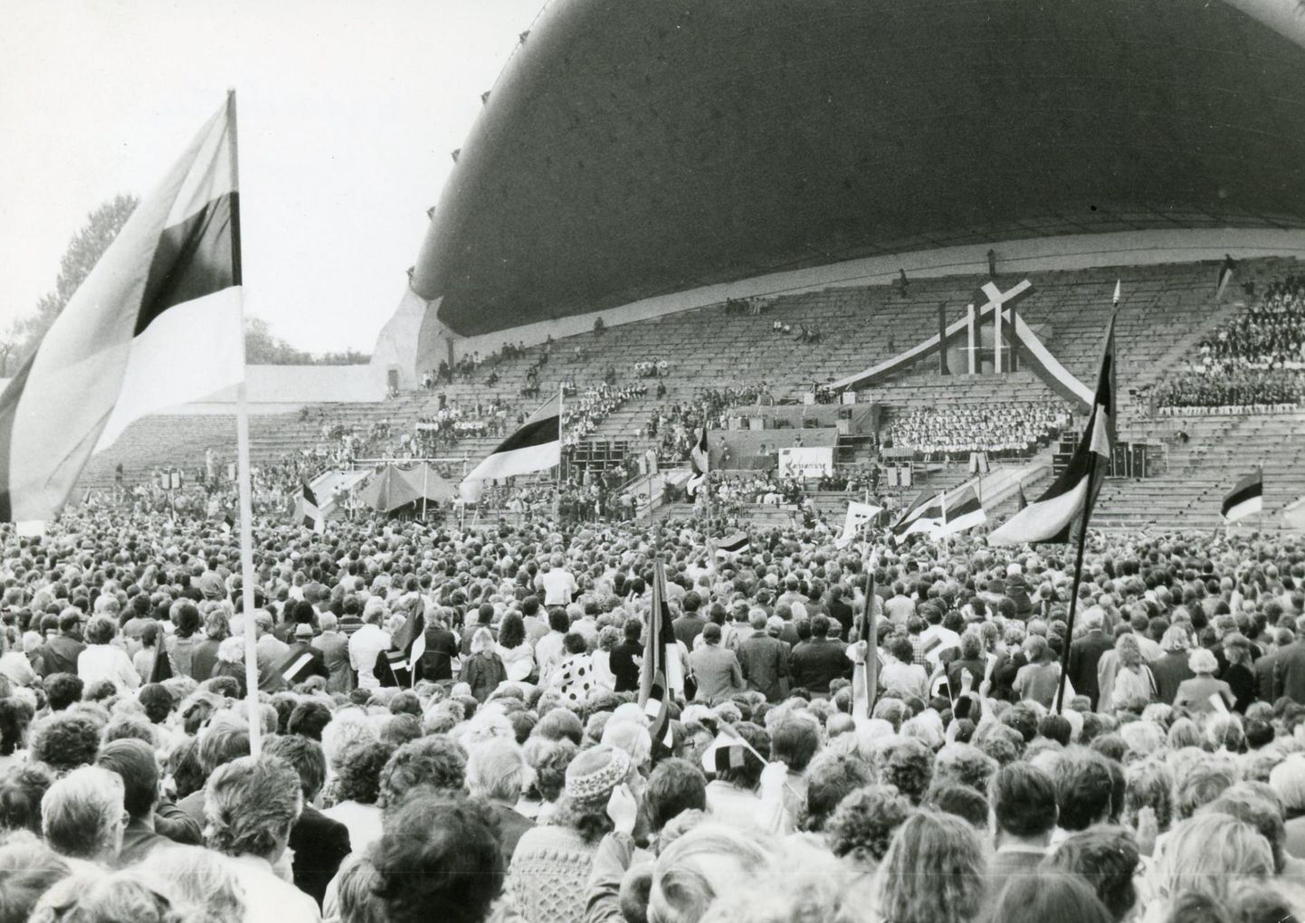 "Eestimaa laul 88" toimus Tallinna lauluväljakul. Aasta hiljem tekkis mõte korraldada jätkupidu Rakveres Vallimäel, kuid sellest plaanist siiski loobuti.