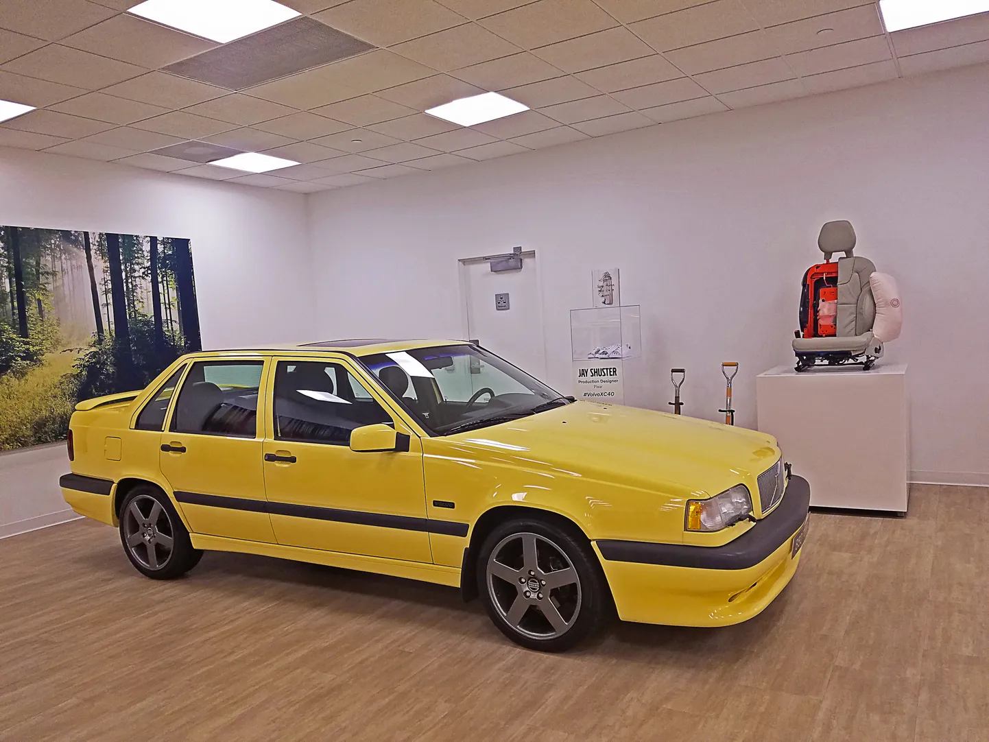 Pildil pole küll Kadile ja tema kaaslasele kuuluv auto, kuid just taolise kollase Volvo paar 2017. aastal parandusse viiski.