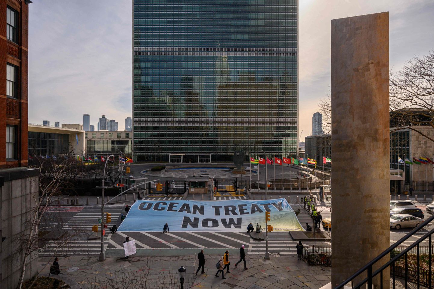 Greenpeace aktivistide plakat ÜRO peakorteri ees avamere kaitse läbirääkimiste ajal 27. veebruaril.