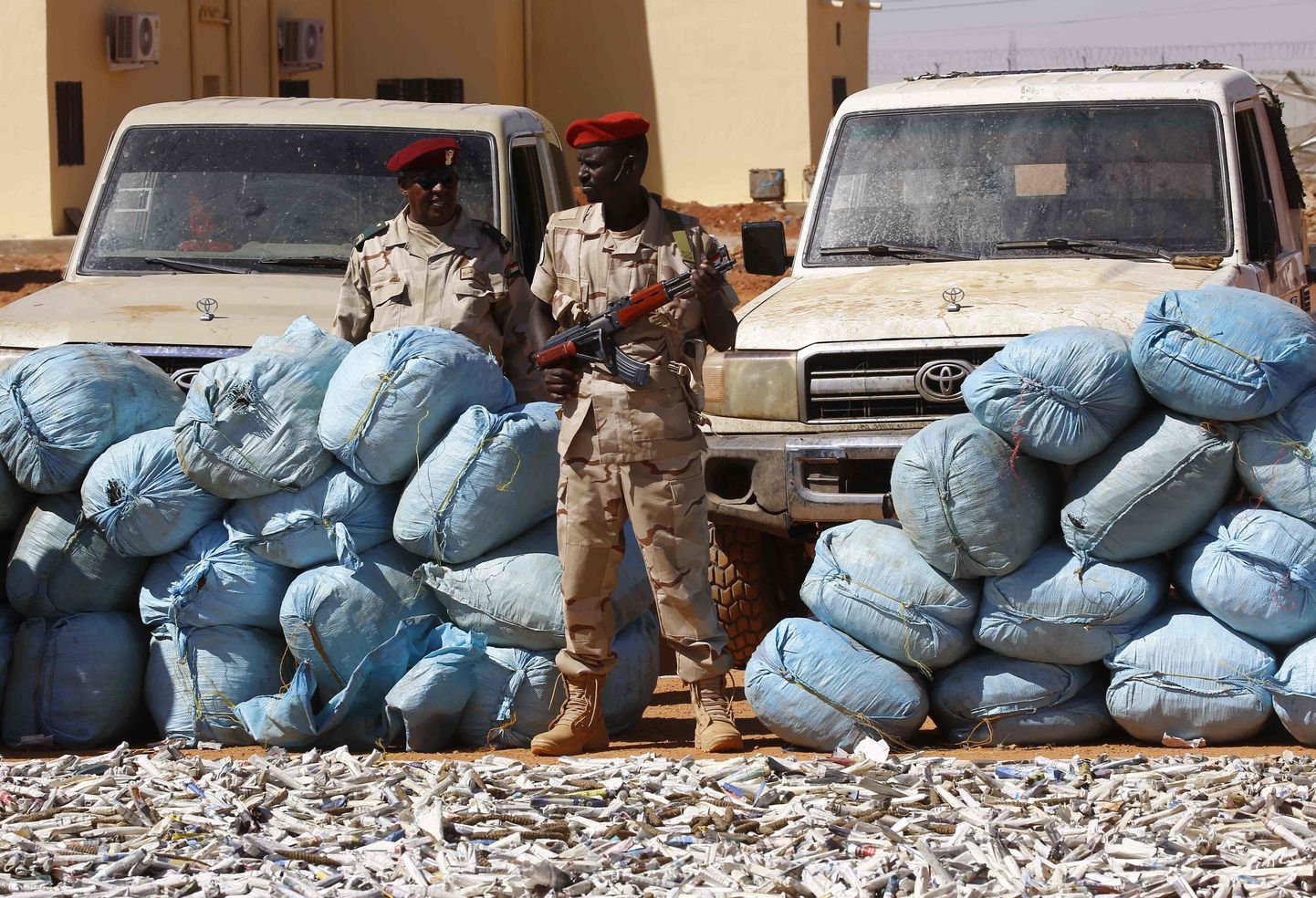 Sudaani politseinikud valvamas paar aastat tagasi konfiskeeritud hašišikotte.