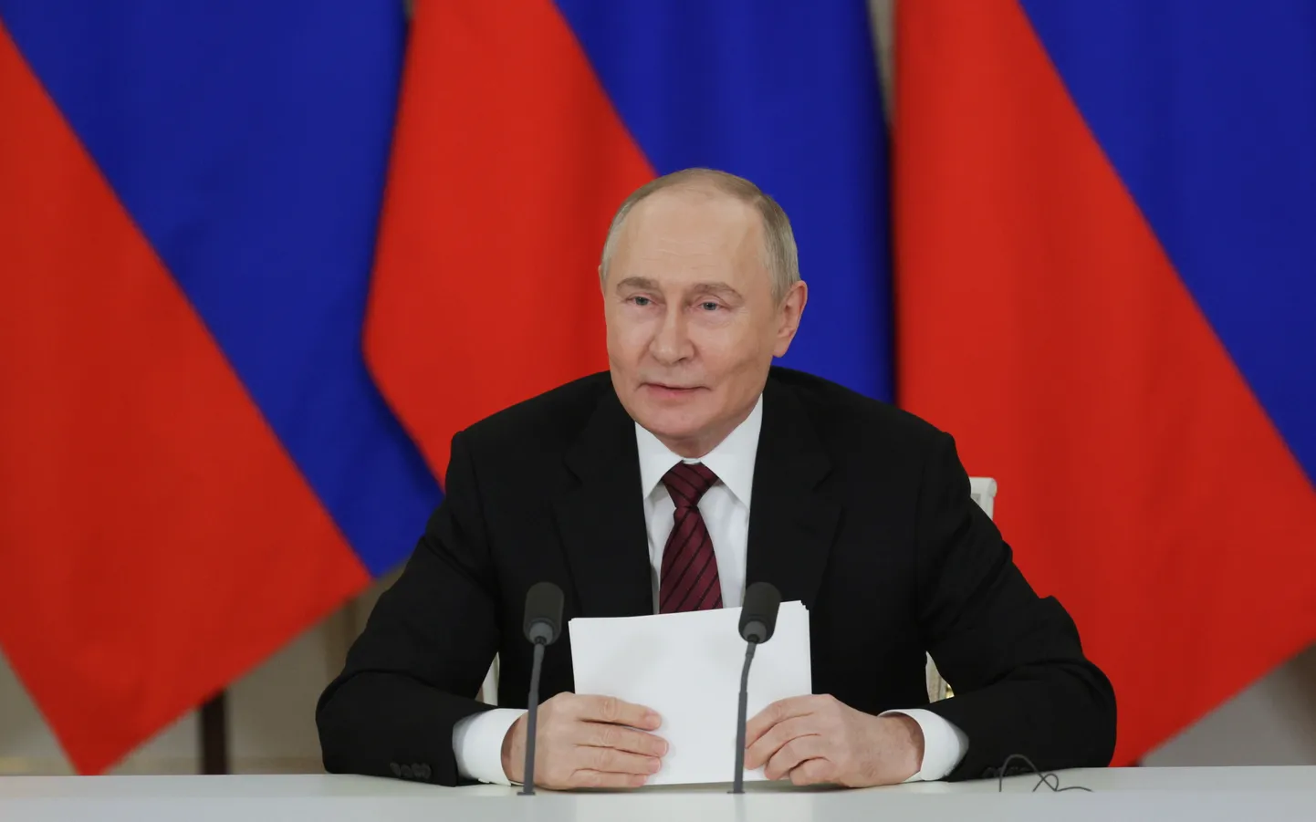 Krievijas diktators Vladimirs Putins 2025. gada 11. maijā uzstājās ar paziņojumu medijiem Kremļa telpās Maskavā