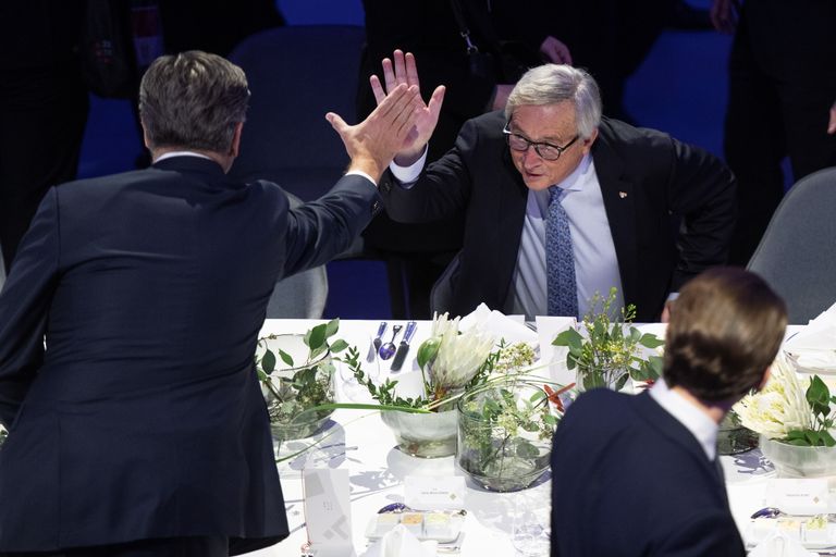 Jean-Claude Juncker (paremal) löömas patsu Andrej Plenkoviciga.