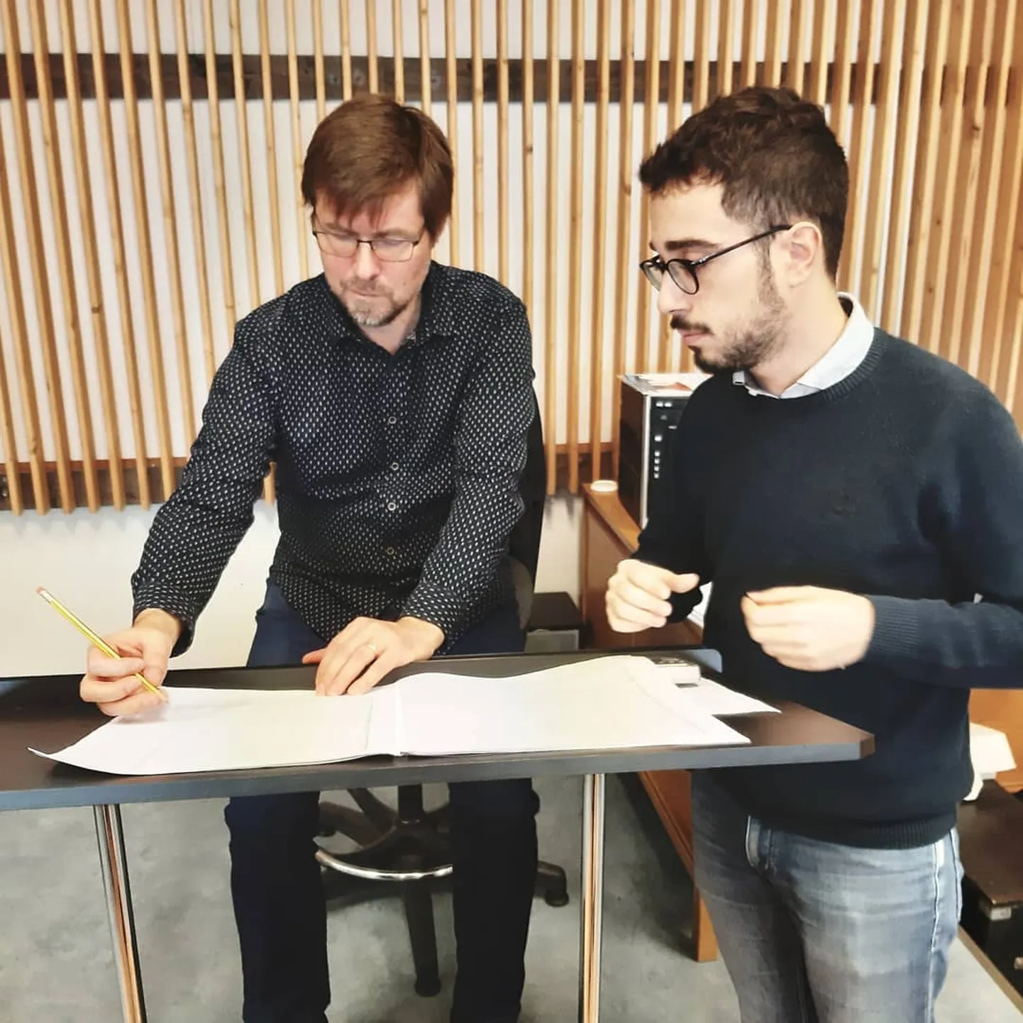 VaskID proovis, fotol dirigent Hando Põldmäe ja helilooja Andrea Sordano.