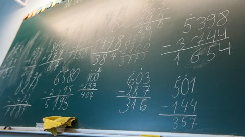 Педагоги пенсионного возраста: как Эстония за десять лет найдет 600 новых учителей математики?