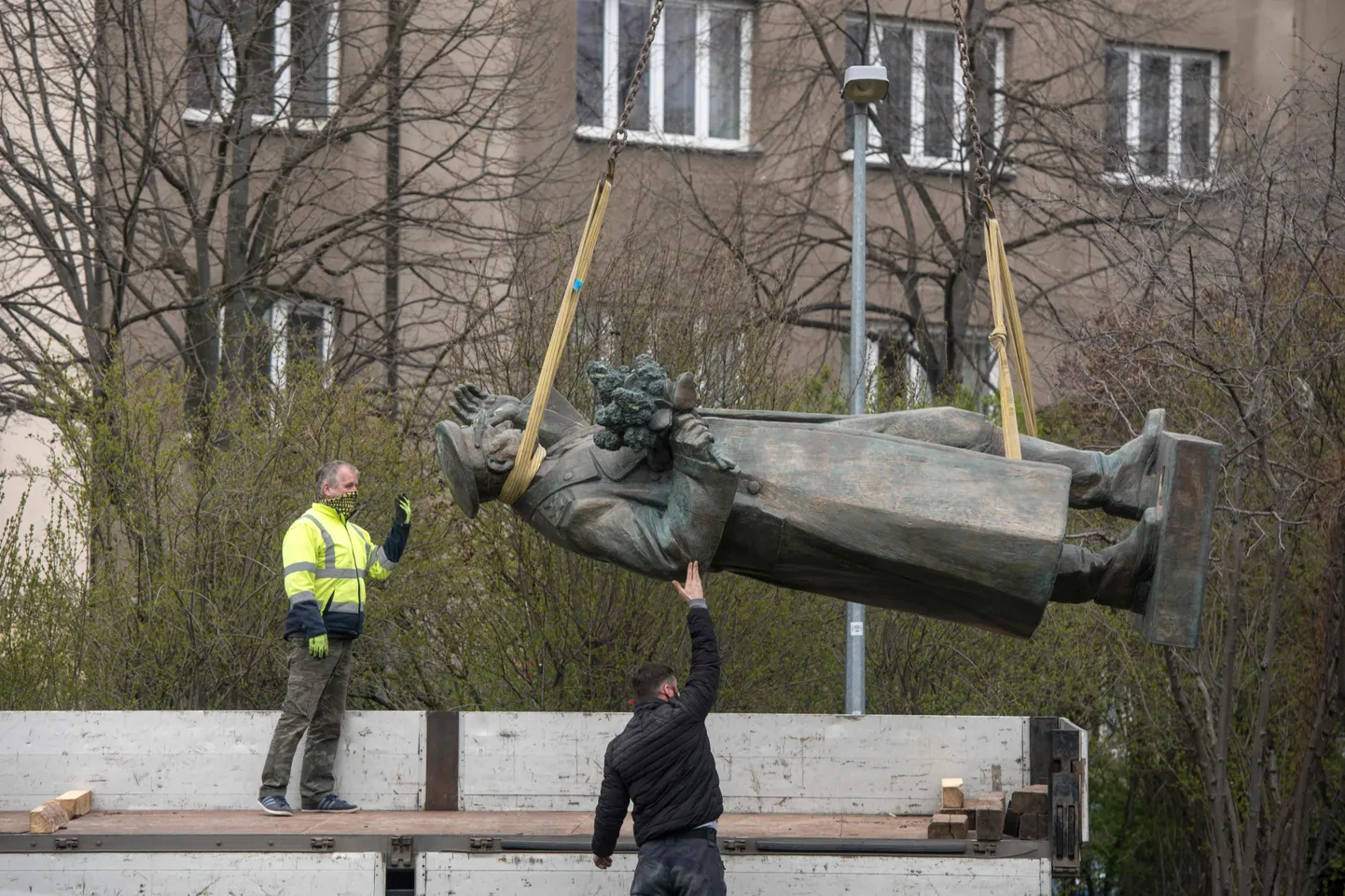 Venemaa ja Tšehhi vahel muutusid suhted pingelisemaks seoses nõukogude kindralile Ivan Konevile püstitatud mälestussamba ümberpaigaldamisega Prahas.