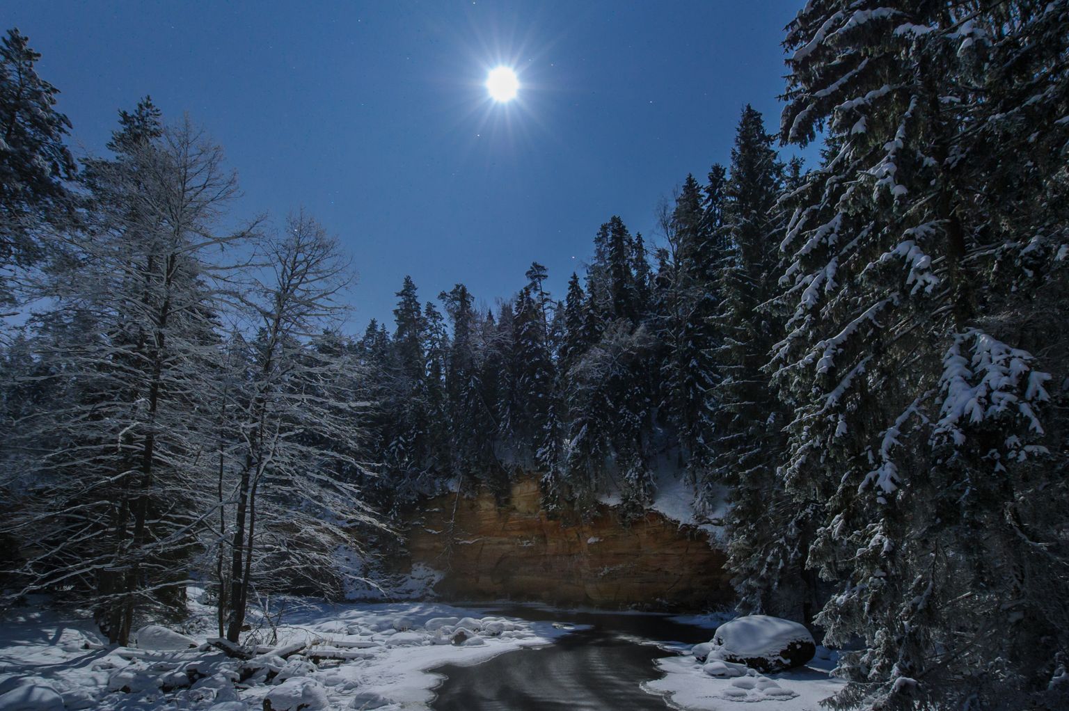 Võistlusel võidutsenud Sven Začeki foto lumisest täiskuuööst Suures Taevaskojas.
