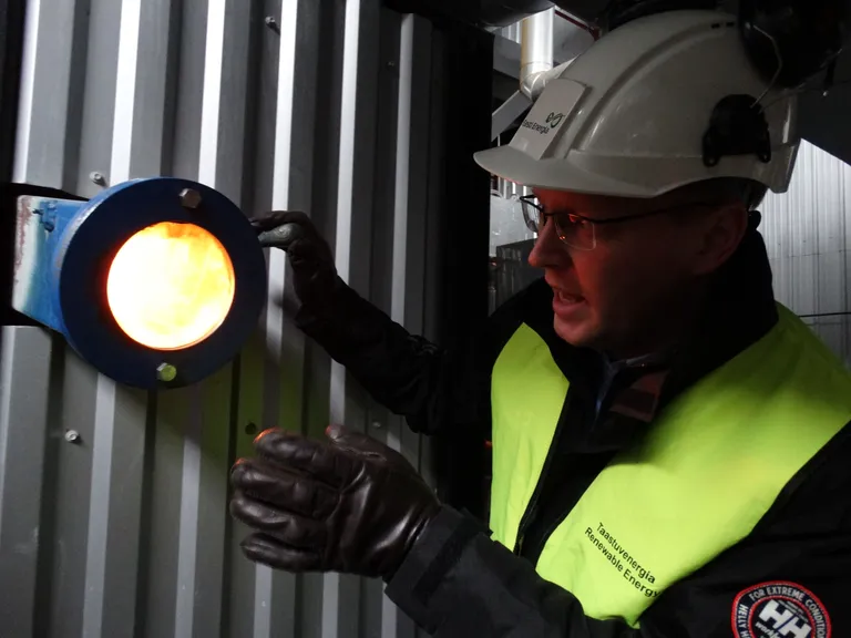 Eesti Energia taastuvenergia üksusi haldava Enefit Taastuvenergia juht Innar Kaasik selgitas Valka jaama iseärasusi, muu hulgas ka seda, et operaator saab tegelikult suures osas tööd teha arvuti tagant lahkumata. Sarnase akna kaudu annab kaamera edasi info põlemisprotsessist katlas. / Foto: