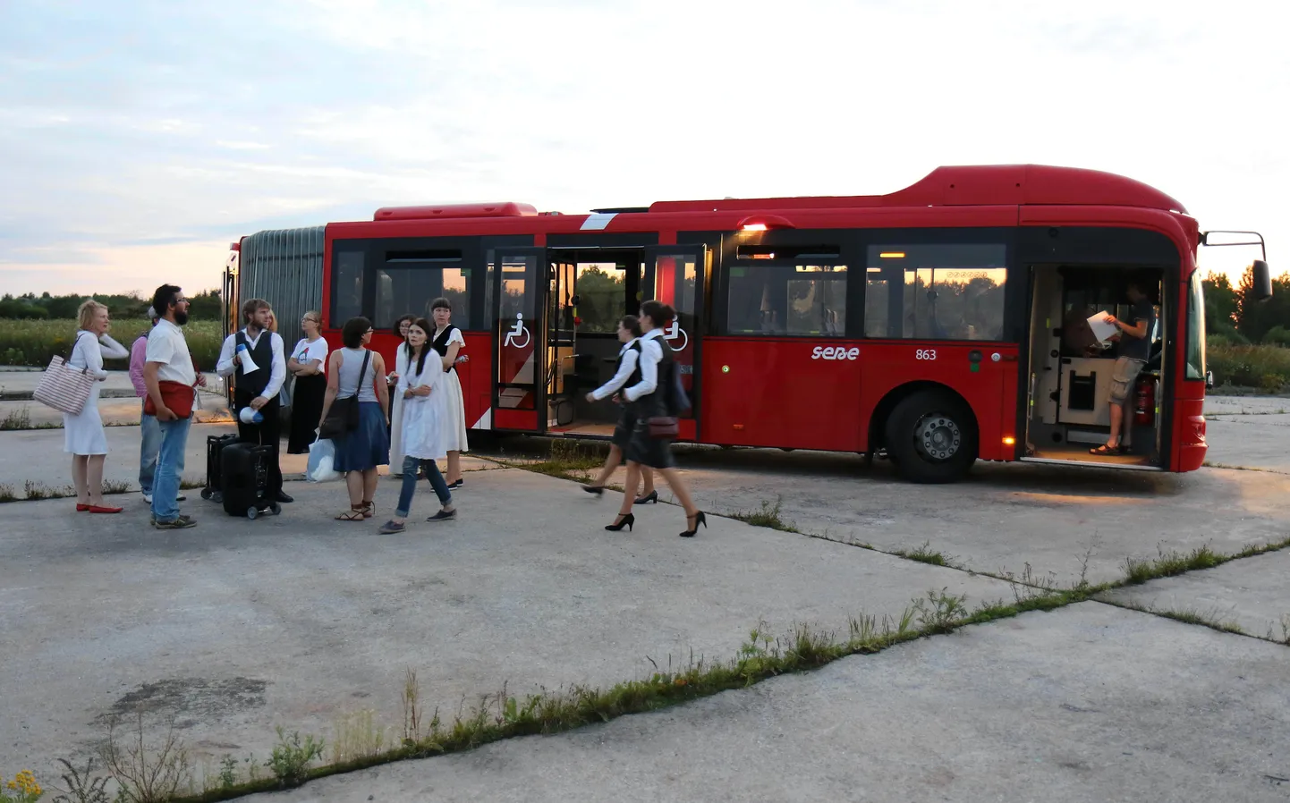 "Odysseia" lavastuse bussisõit on jõudnud Raadi lennuväljale.