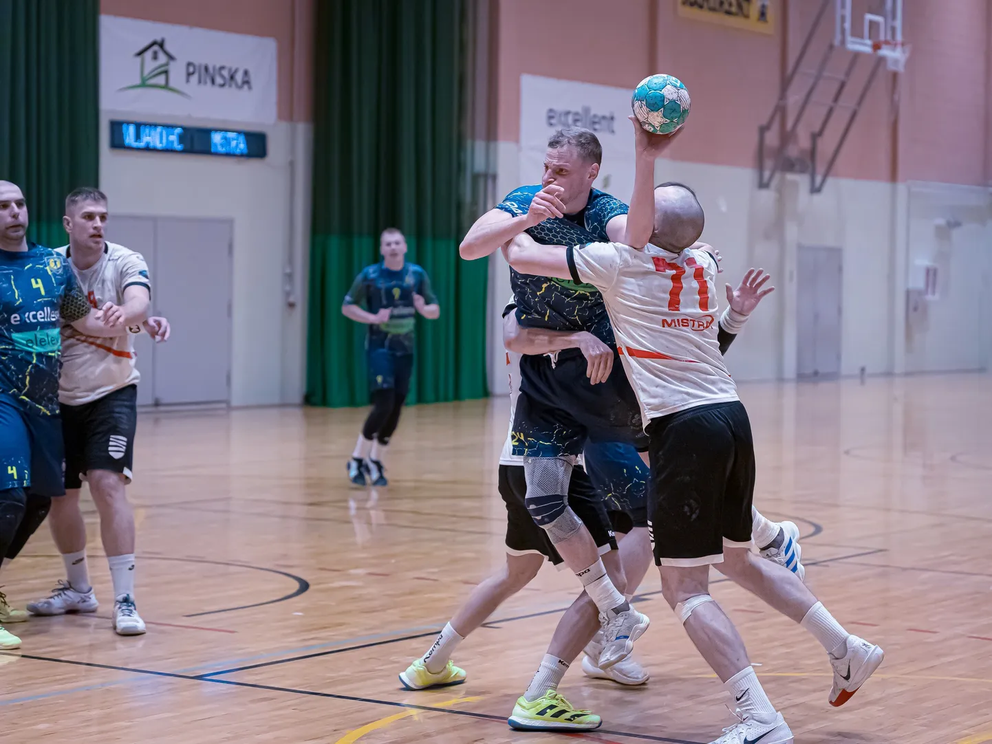 Karl Roosna (palliga) vedas Viljandi finaali äärele.