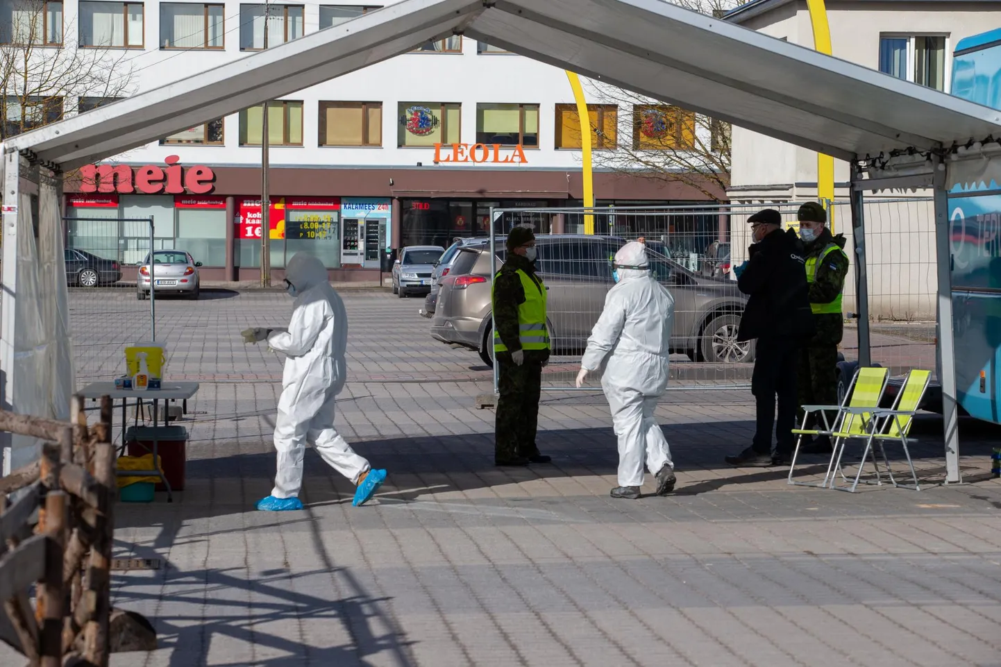 Läinud nädala reedel püstitati Viljandisse telk, kus saab autost koroonaviiruse proovi anda.