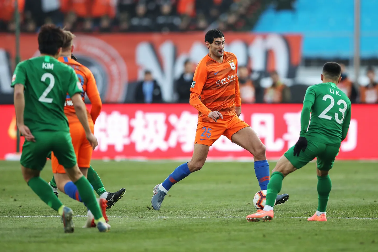 Hiina klubis Shandong Luneng teenib igapäevast leiba Belgia täht Marouane Fellaini.