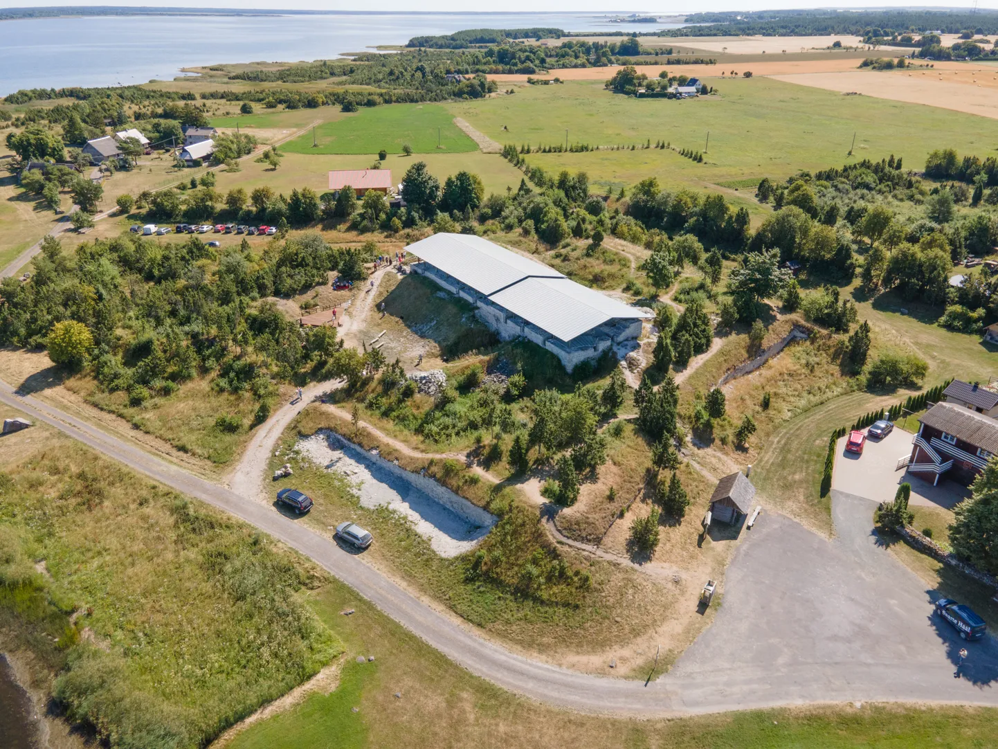 UHKED VAREMED: Tuleval aastal saab praeguseks lahtikaevatud müüre konserveerida ja ehk midagi veel ka avada, aga siis jääb asi seisma.