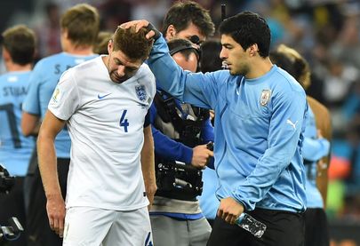 Luis Suarez (paremal) lohutab Inglismaa koondise kaptenit Steven Gerrardi, kes ei suutnud inglasi alagrupist läbi juhtida.