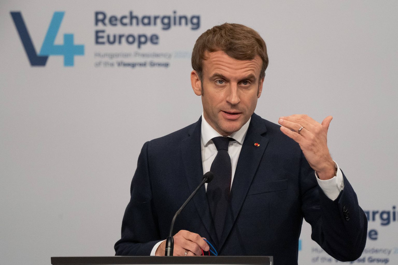 Taaslaadides Euroopat: Prantsuse president Emmanuel Macron 13. detsembril 2021 Budapestis pressile esinemas. Visegrádi liidreid väisanud poliitik pajatas lisaks migratsioonile ja õigusriigile ka tuumaenergiast.