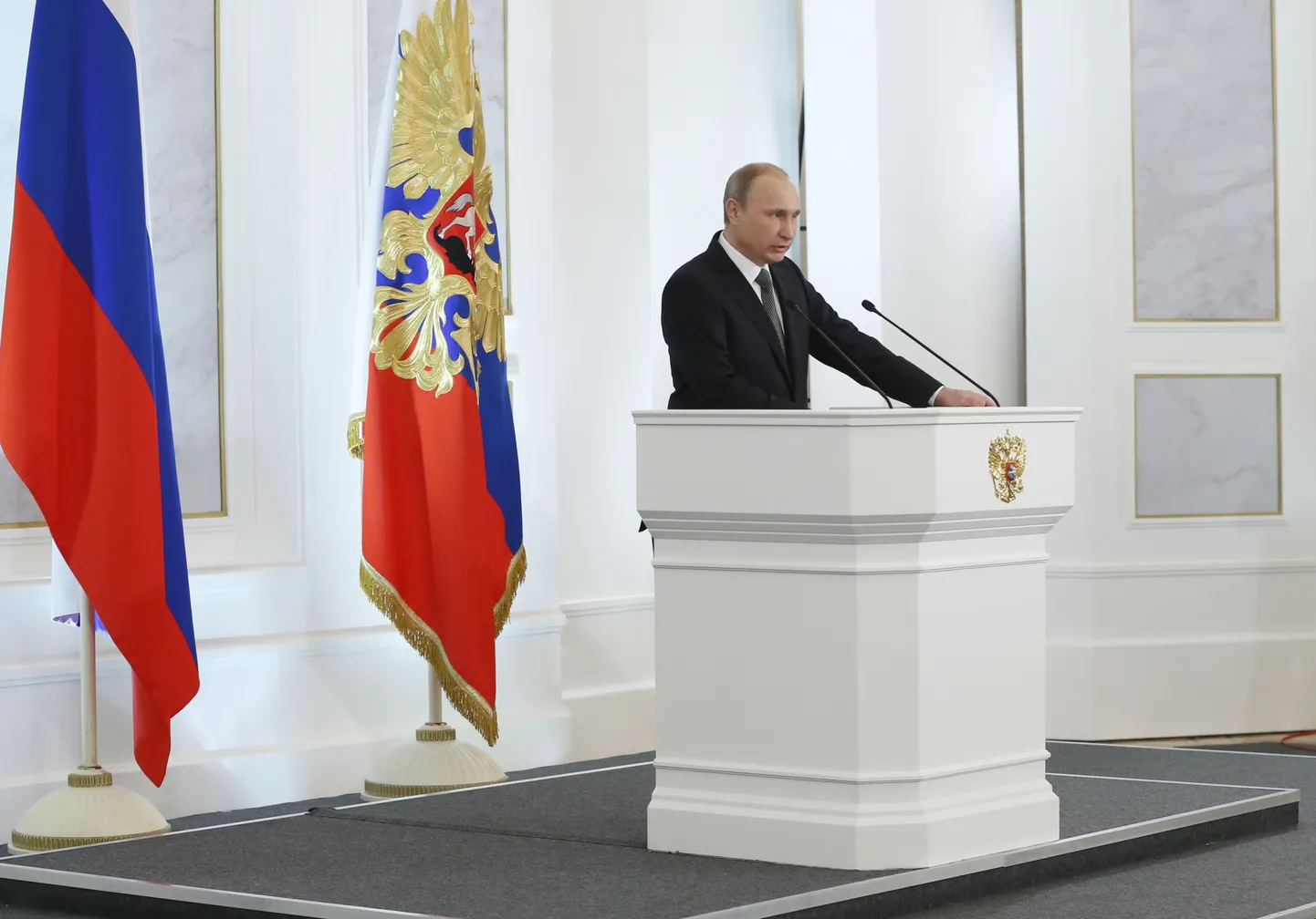 Владимир Путин обращается с посланием к Федеральному собранию.