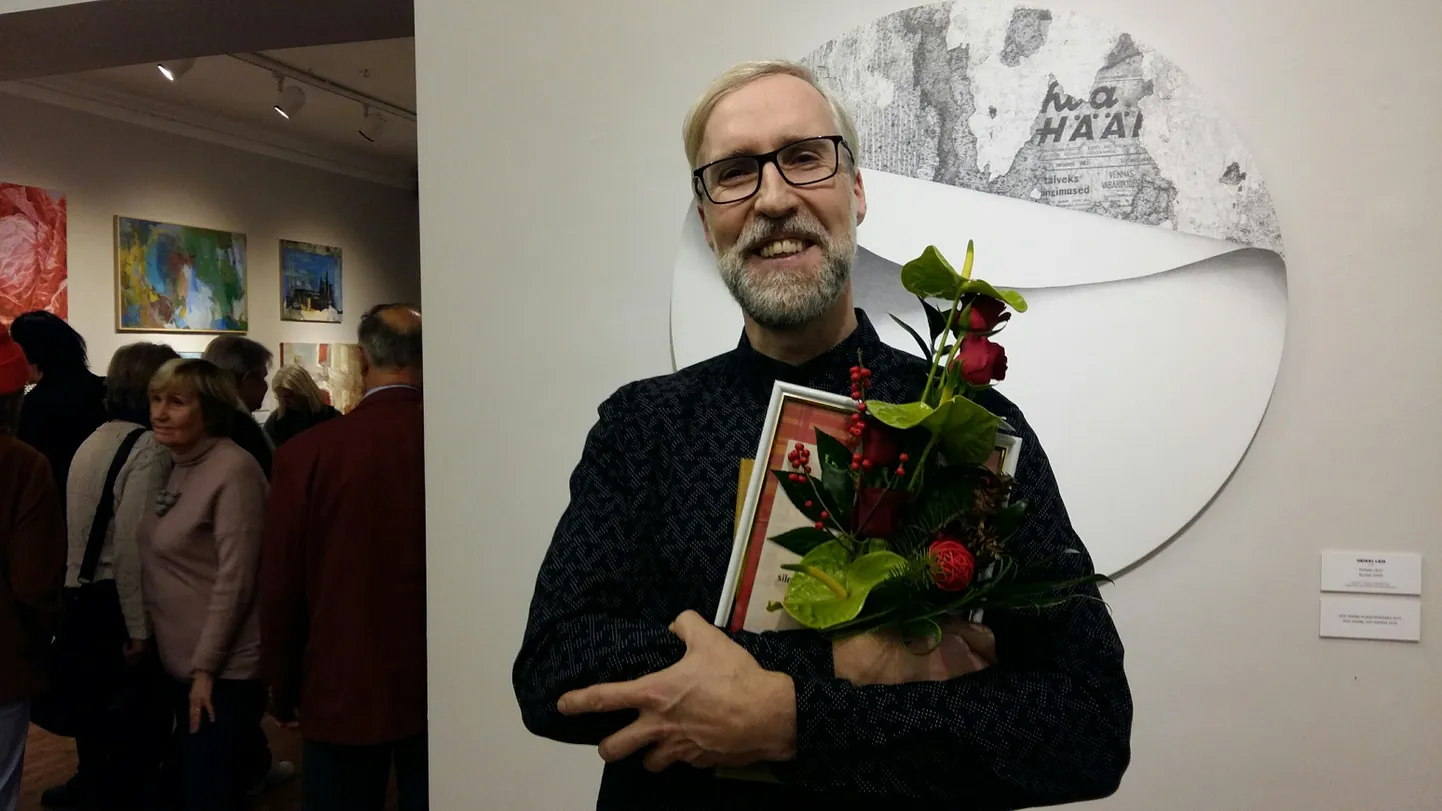 Preemia saanud Heikki Leis oma joonistuse "Puhas leht" juures.