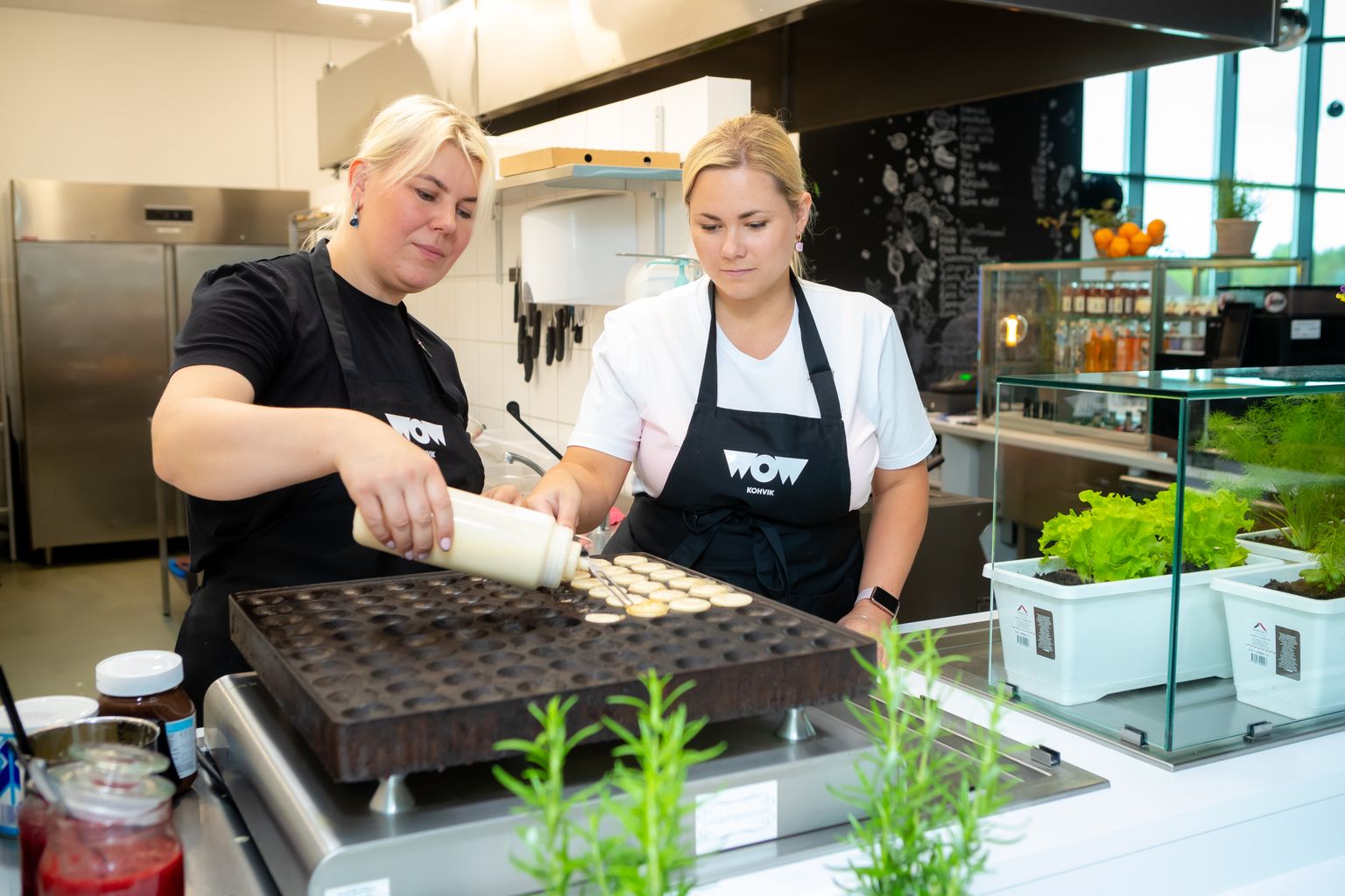 MEESKONNATÖÖ: Perenaised Linda Jõgisoo ja Kerli Unus populaarseid minipannkooke küpsetamas.