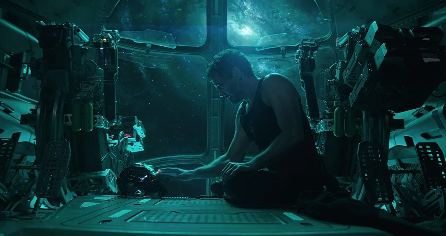 Raudmees (Robert Downey Jr) on filmis «Tasujad: Lõppmäng» roostes: kohe alguses on Tony Stark alla andnud ja valmis surema.